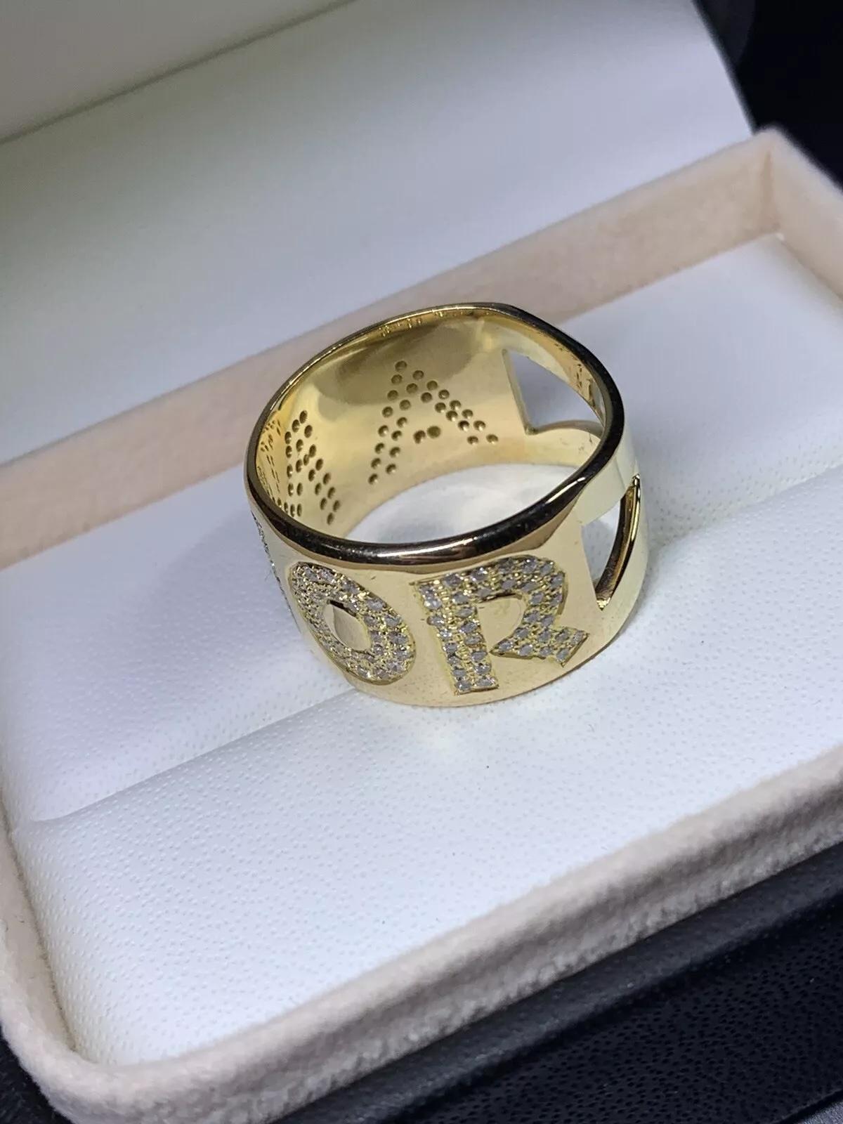 0,90ct AMORE Diamond Pasquale Bruni Bague à large bande en or jaune 18k.

Grande bague de mariage ou de cocktail de créateur italien, de forme massive

Veuillez noter que la bague a été personnalisée précédemment afin de la redimensionner. La lettre