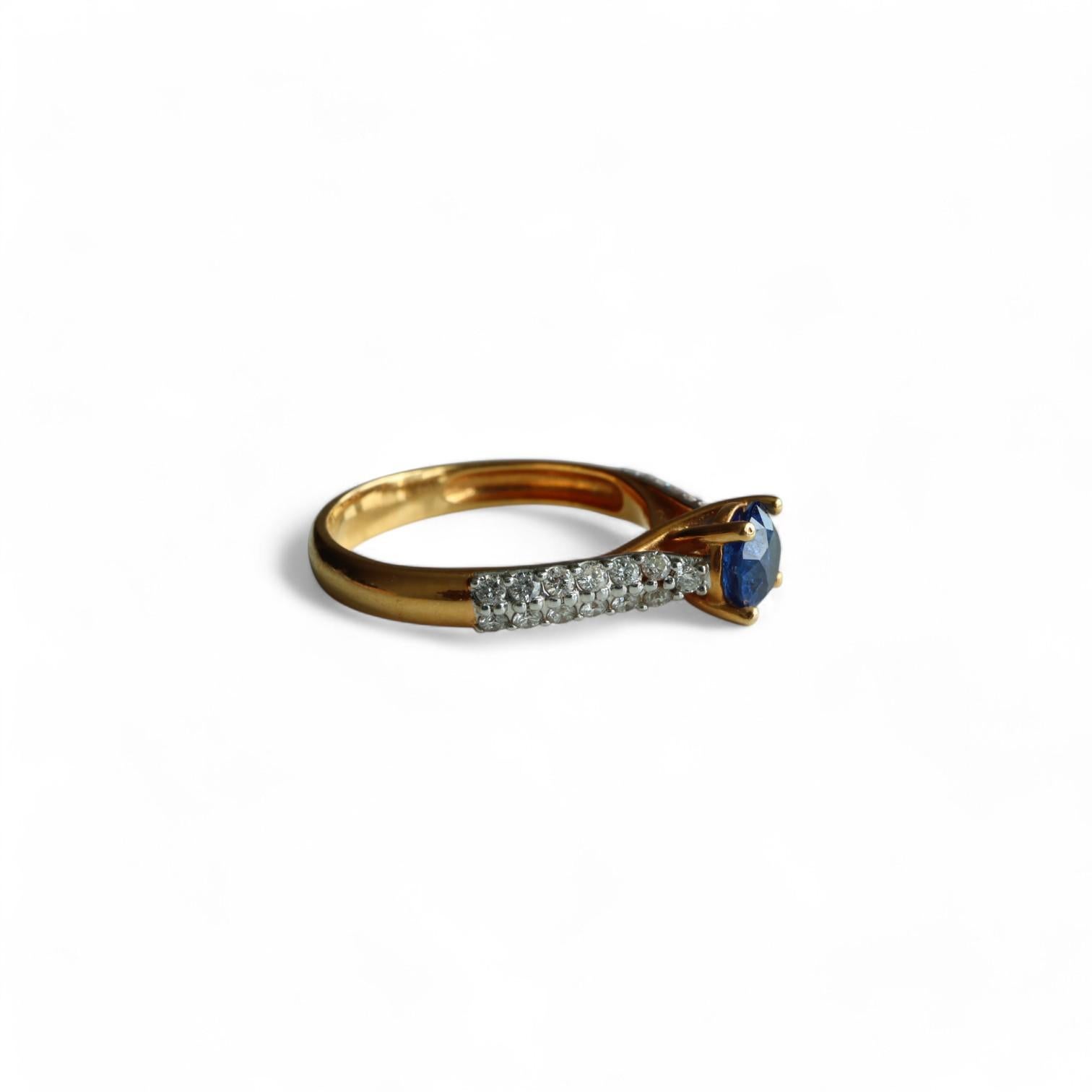 Art Deco 0.90Ct blue sapphire and natural diamond ring in 18k solid gold For Sale