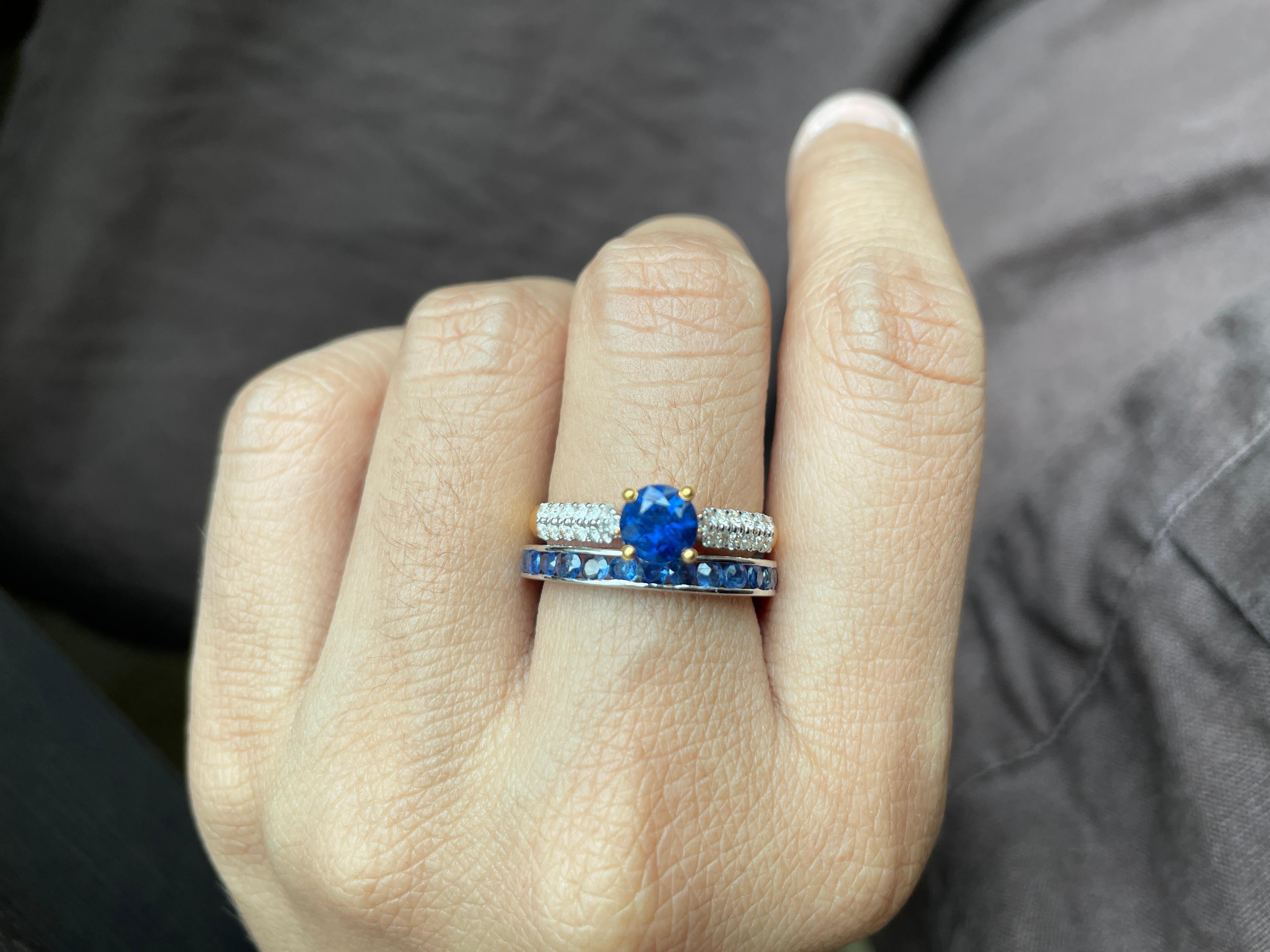 Round Cut 0.90Ct blue sapphire and natural diamond ring in 18k solid gold For Sale