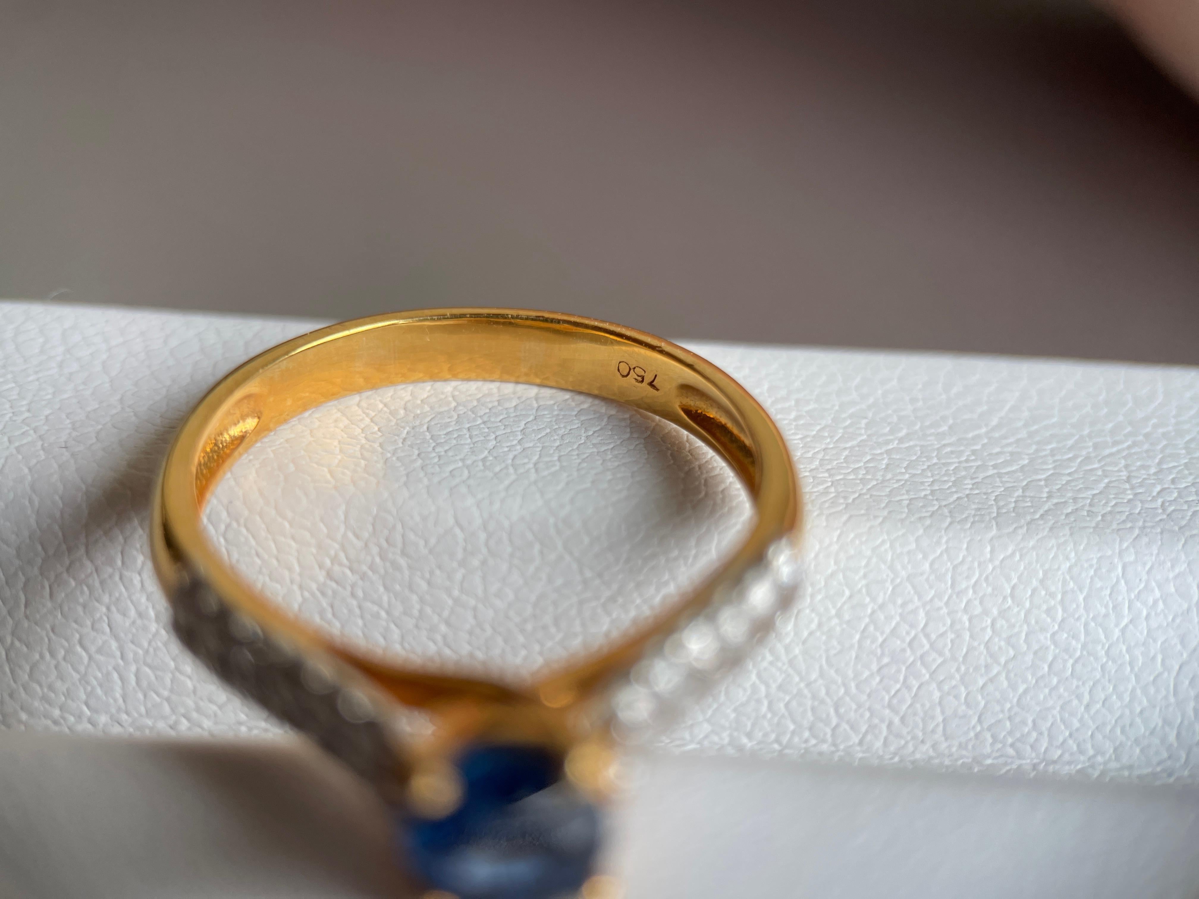 0.90Ct blue sapphire and natural diamond ring in 18k solid gold In New Condition For Sale In Singapore, SG