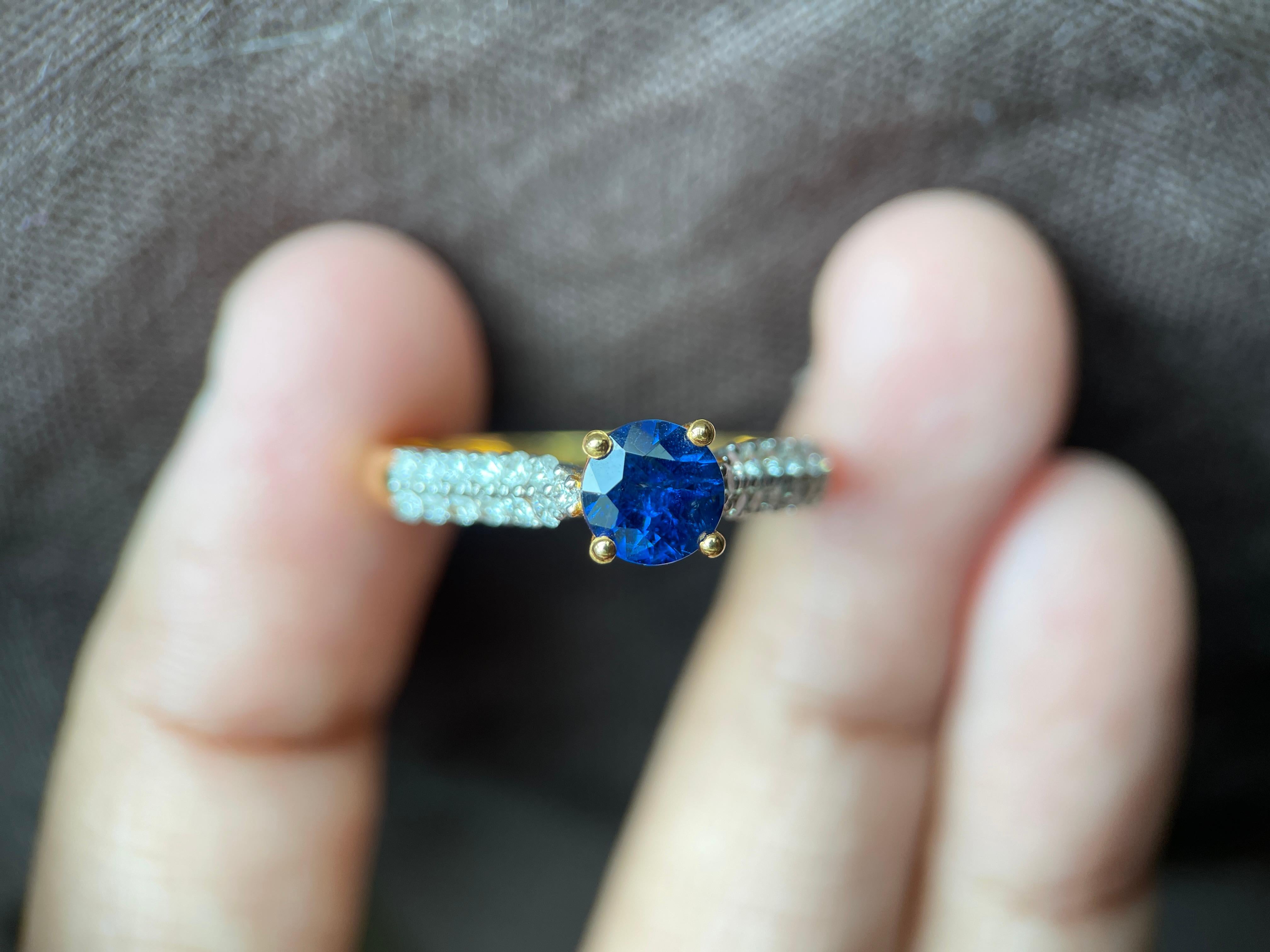 Women's 0.90Ct blue sapphire and natural diamond ring in 18k solid gold For Sale