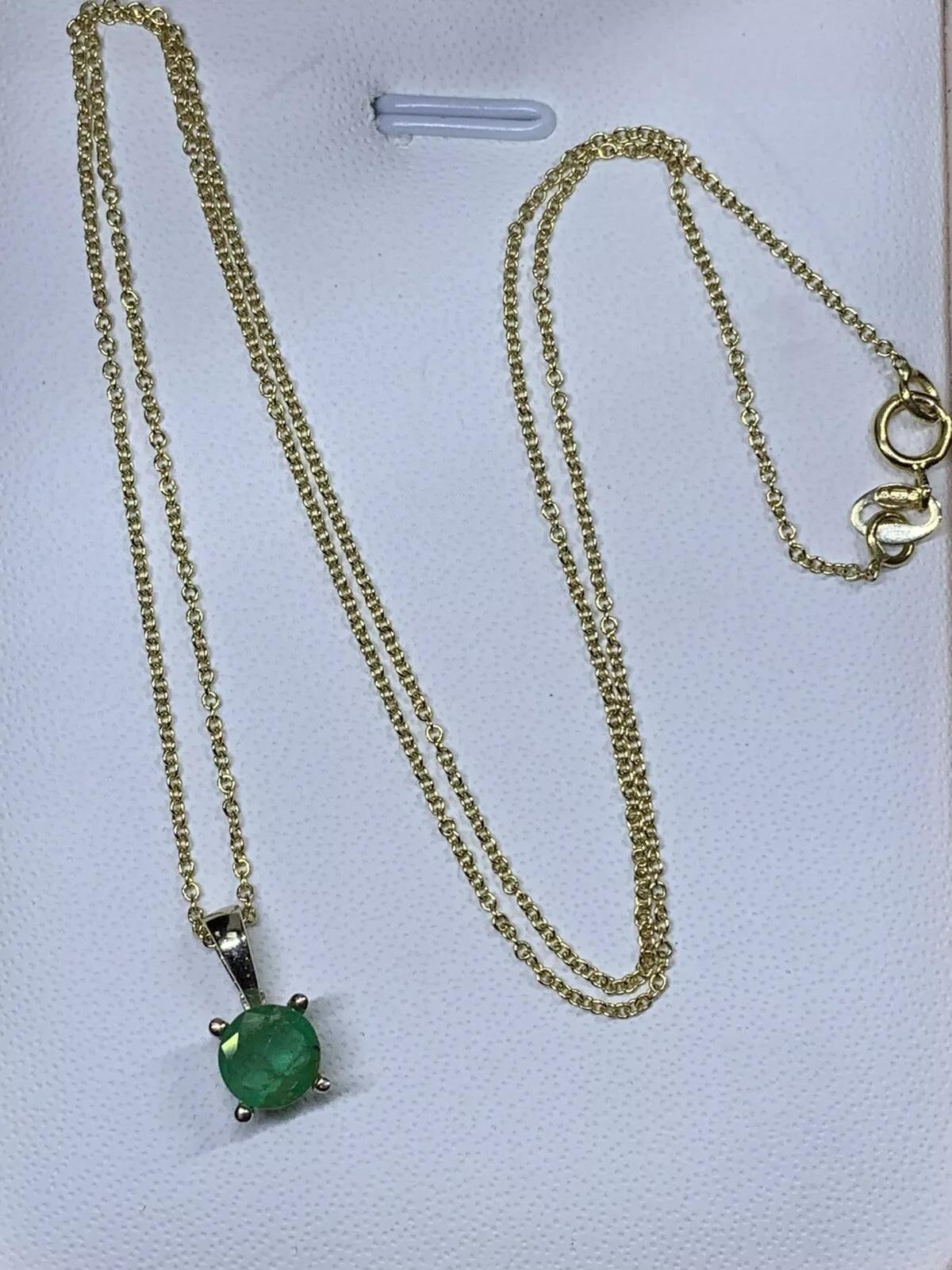 0.90ct Esmeralda Colombiana Collar Colgante Solitario 18ct Oro Amarillo
Colgante solitario de esmeralda verde colombiana redonda en oro amarillo de 18 quilates.
Esmeralda verde colombiana natural sin tratar de talla excelente redonda peso total