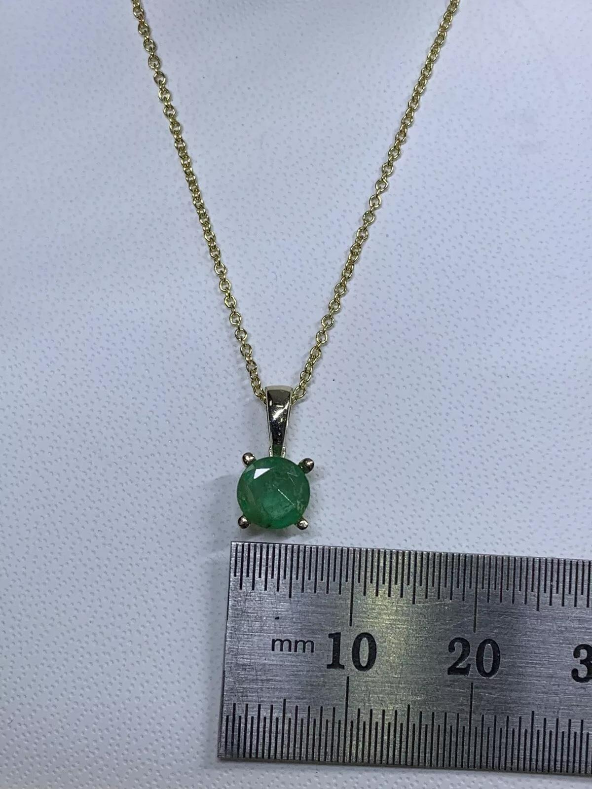 0.90ct Esmeralda Colombiana Collar Colgante Solitario 18ct Oro Amarillo Corte redondo en venta
