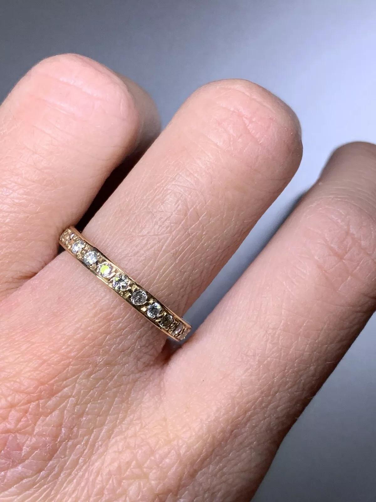0.90ct Diamond full eternity wedding band engagement ring in 18k rose gold.

Anneau de mariage classique en diamant eternité serti pave diamant.

Diamants de couleur G et de pureté VS1.

Poinçonné.

Boîte et évaluation incluses.