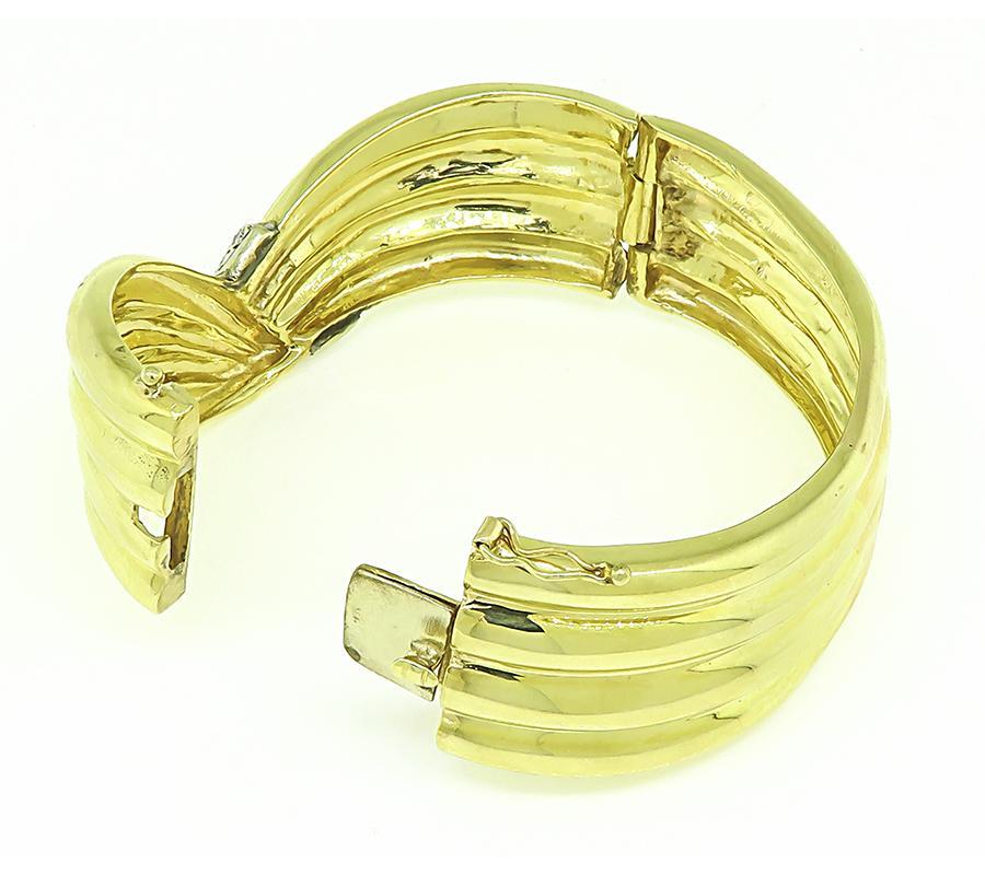 0.90ct Diamond Gold Bangle In Good Condition For Sale In New York, NY