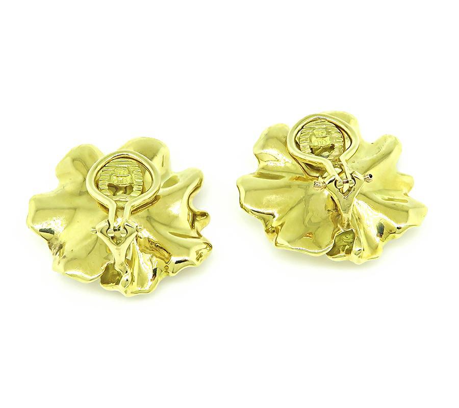 0.90ct Diamond Gold Flower Earrings In Good Condition For Sale In New York, NY