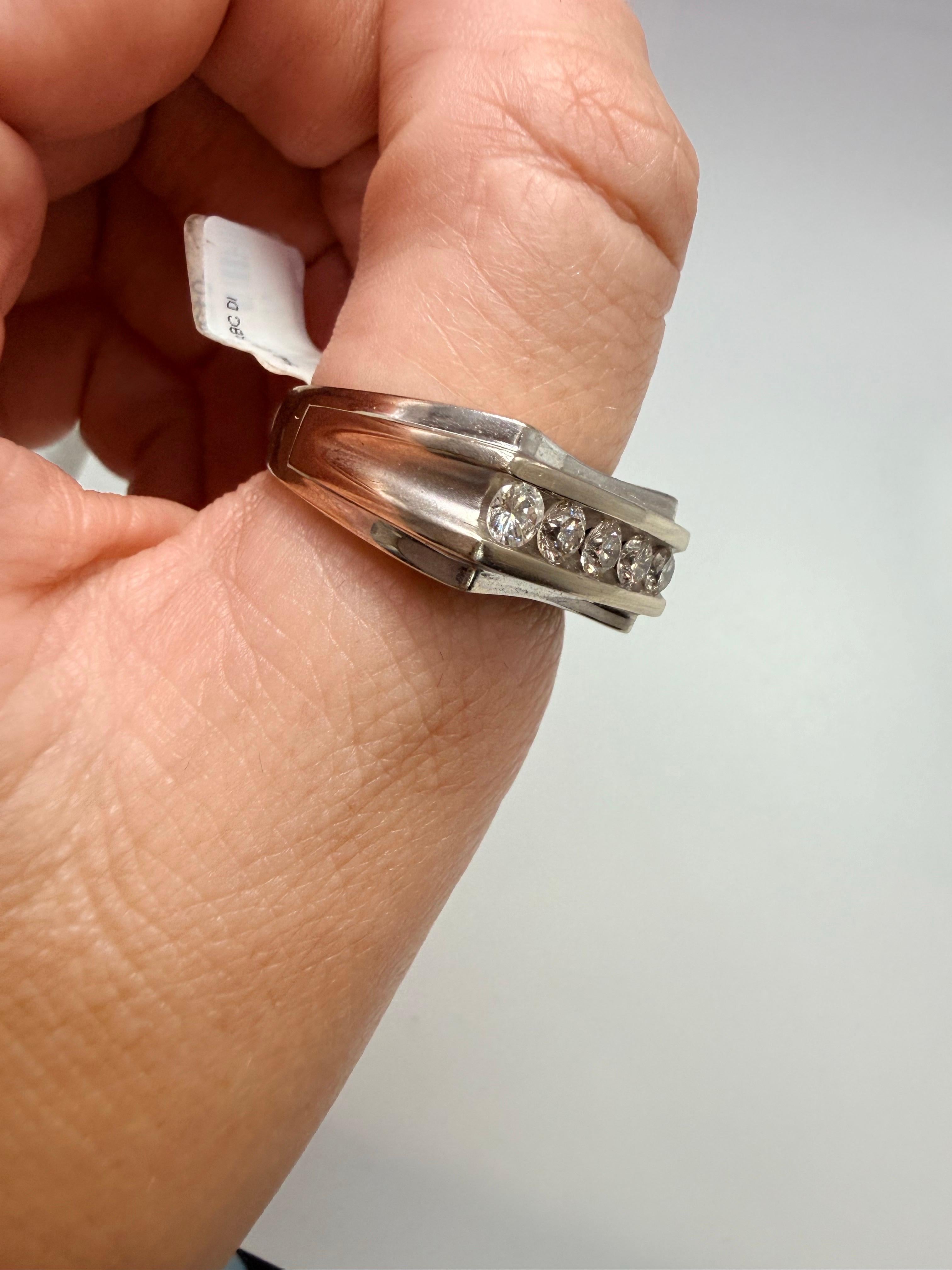 Ehering mit Diamanten von insgesamt 0,90 Karat, Reinheit SI, Farbe G-H.

**Alle Artikel verlassen unser Haus mit einem Zertifikat auf den Namen des Käufers, Firmenpolitik! Dies bietet Ihnen und uns Sicherheit und ist auch praktisch, wenn Sie den