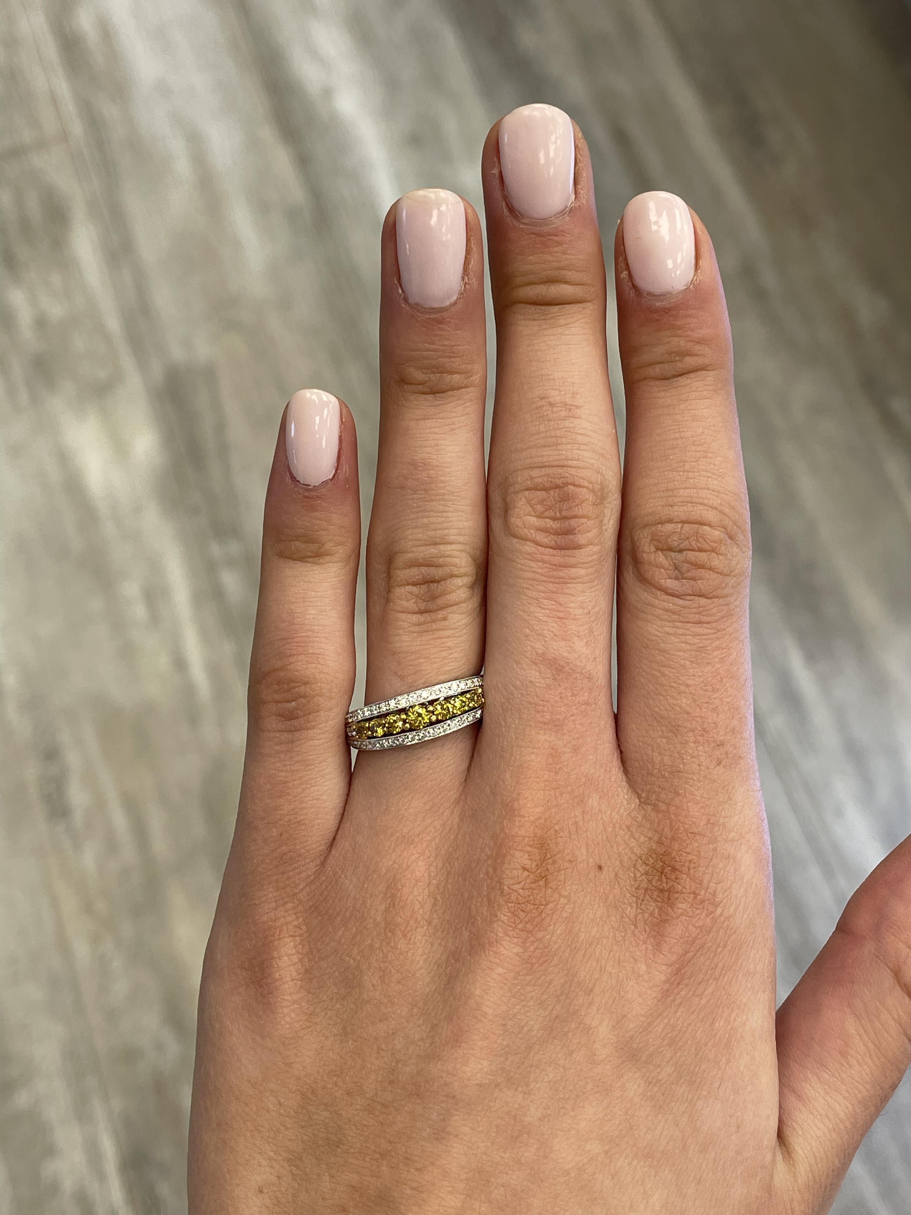 Jolie bague de cocktail en diamant jaune à jaune brunâtre.
Poids total des diamants : 0,90 carats.
7 diamants jaunes ronds et brillants, 0,59 carats. Couleur jaune orangé profond et pureté SI. Il est complété par 54 diamants ronds de 0,31 carat.
