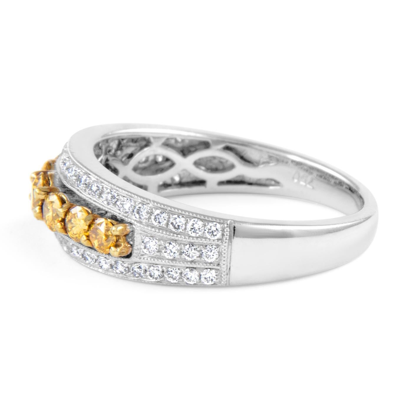 Taille ronde Bague cocktail bicolore 18 carats avec diamant jaune foncé fantaisie de 0,90 carat en vente