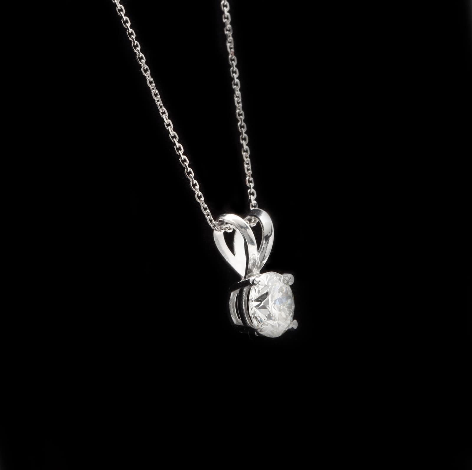0.90Ct Natural Diamond 14K Solid White Gold Necklace Pendant

Amazing looking piece! 

Stamped: 14K

Suggested Replacement Value: 4,000.00 

Total Natural Round Diamond weights: 0.90 Carats (I / VS2)

Total Chain Length is 16 inches

Total item