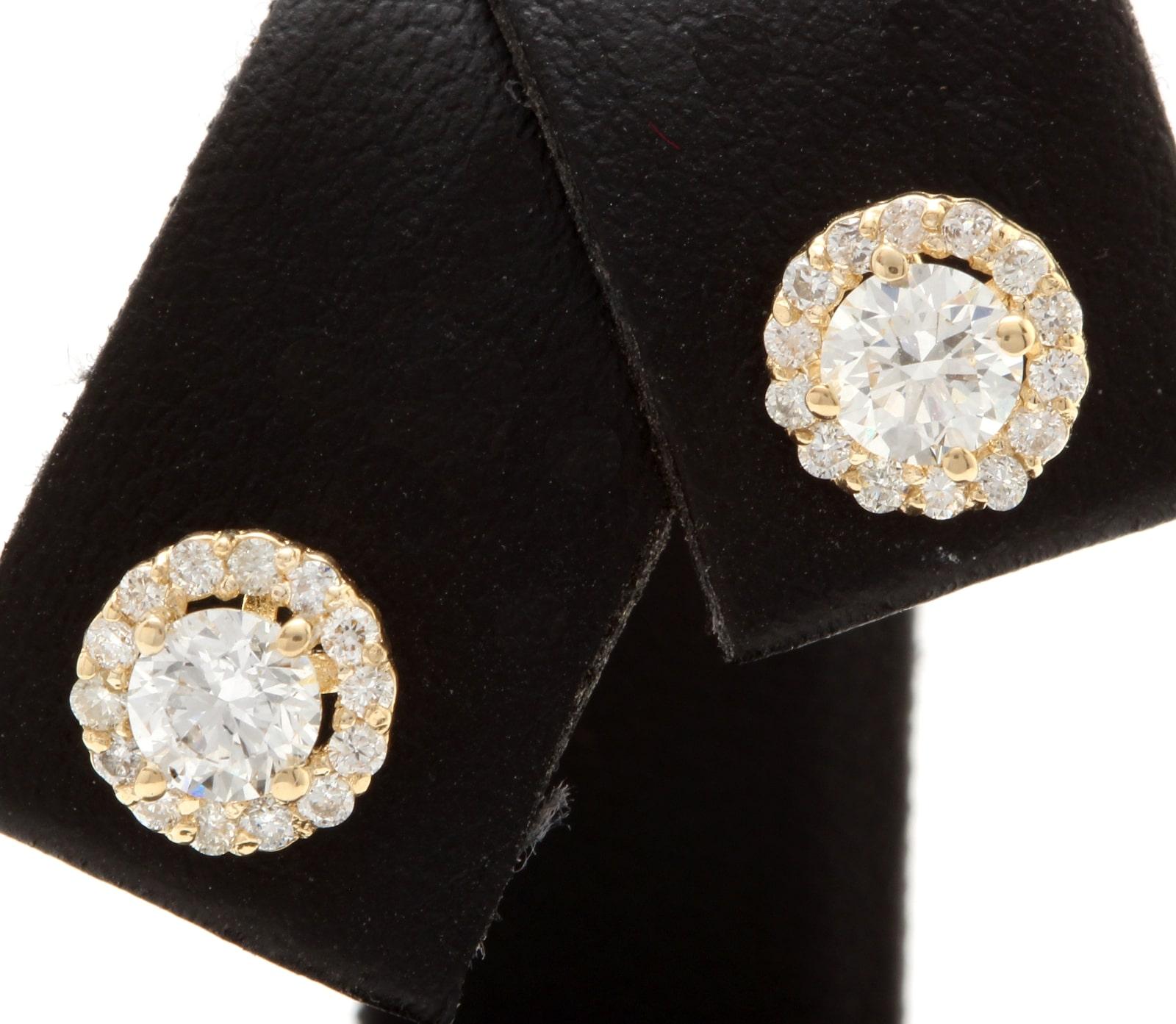 Boucles d'oreilles exquises en or jaune massif 14K avec diamant naturel de 0,90 carat

Une pièce étonnante ! 

Valeur de remplacement suggérée d'environ 3 900 $.

Poids total des diamants taille ronde naturels : Environ 0,90 carats (pour les deux