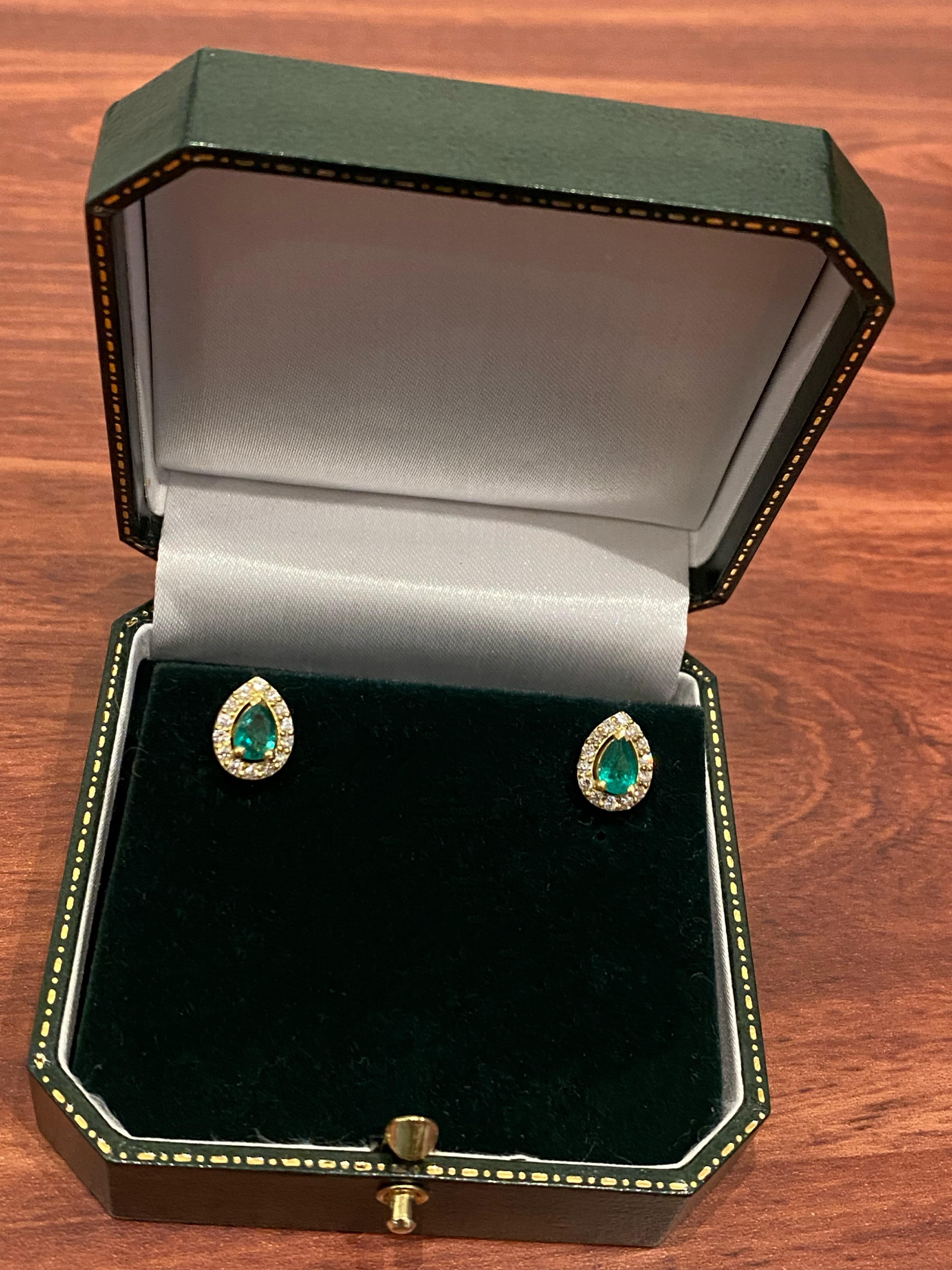 0.90ct Natural Pear Cut Emerald & Diamond Stud Earrings in 18K Yellow Gold For Sale 5