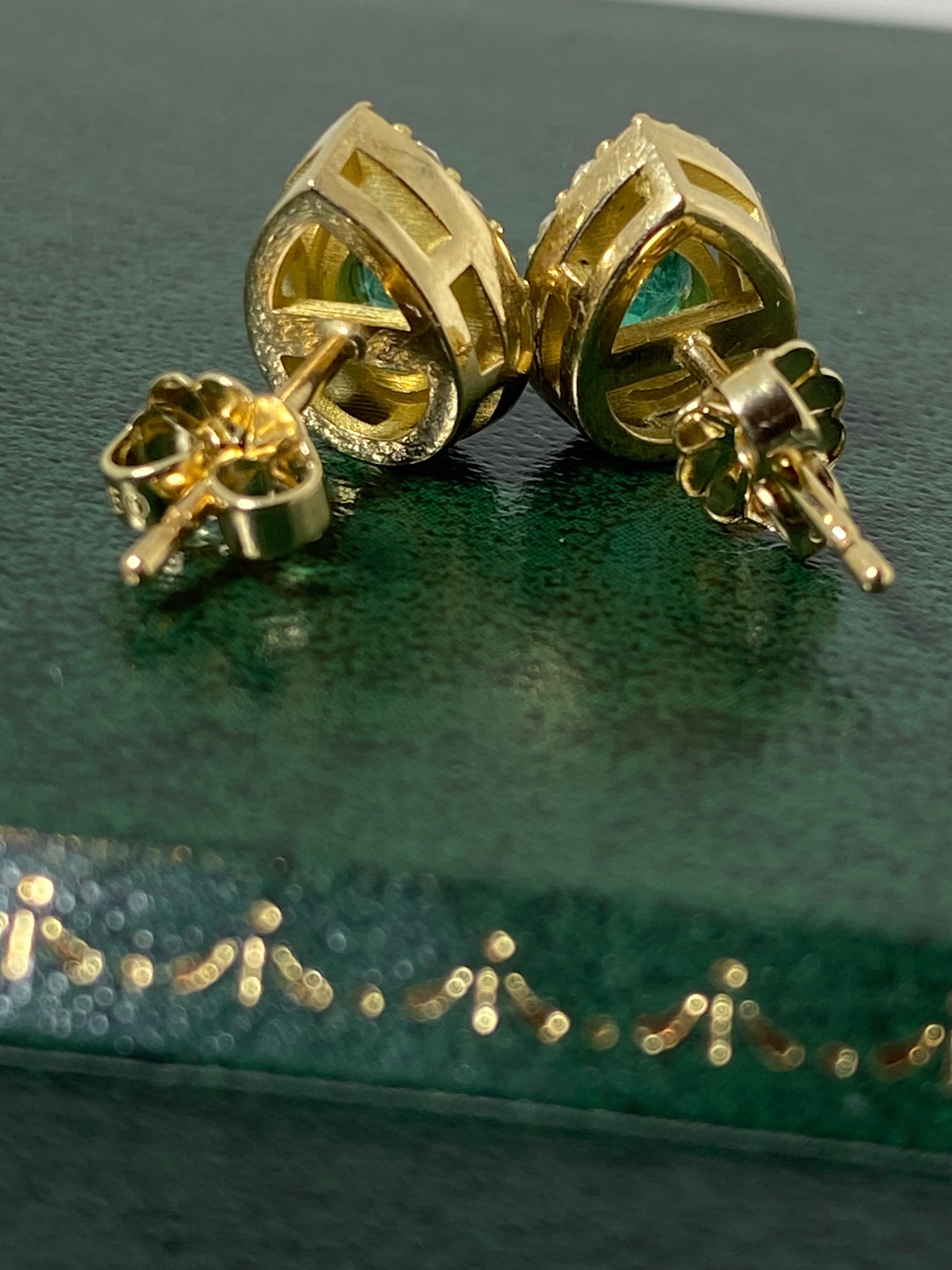 Dieses handgefertigte Paar Nieten weist folgende Merkmale auf 
die begehrtesten und beeindruckendsten Edelsteine aller Zeiten - 
Smaragde, die in der Vergangenheit 
soll ein Symbol für Leben, Harmonie und ewige Jugend sein
seit dem Altertum.