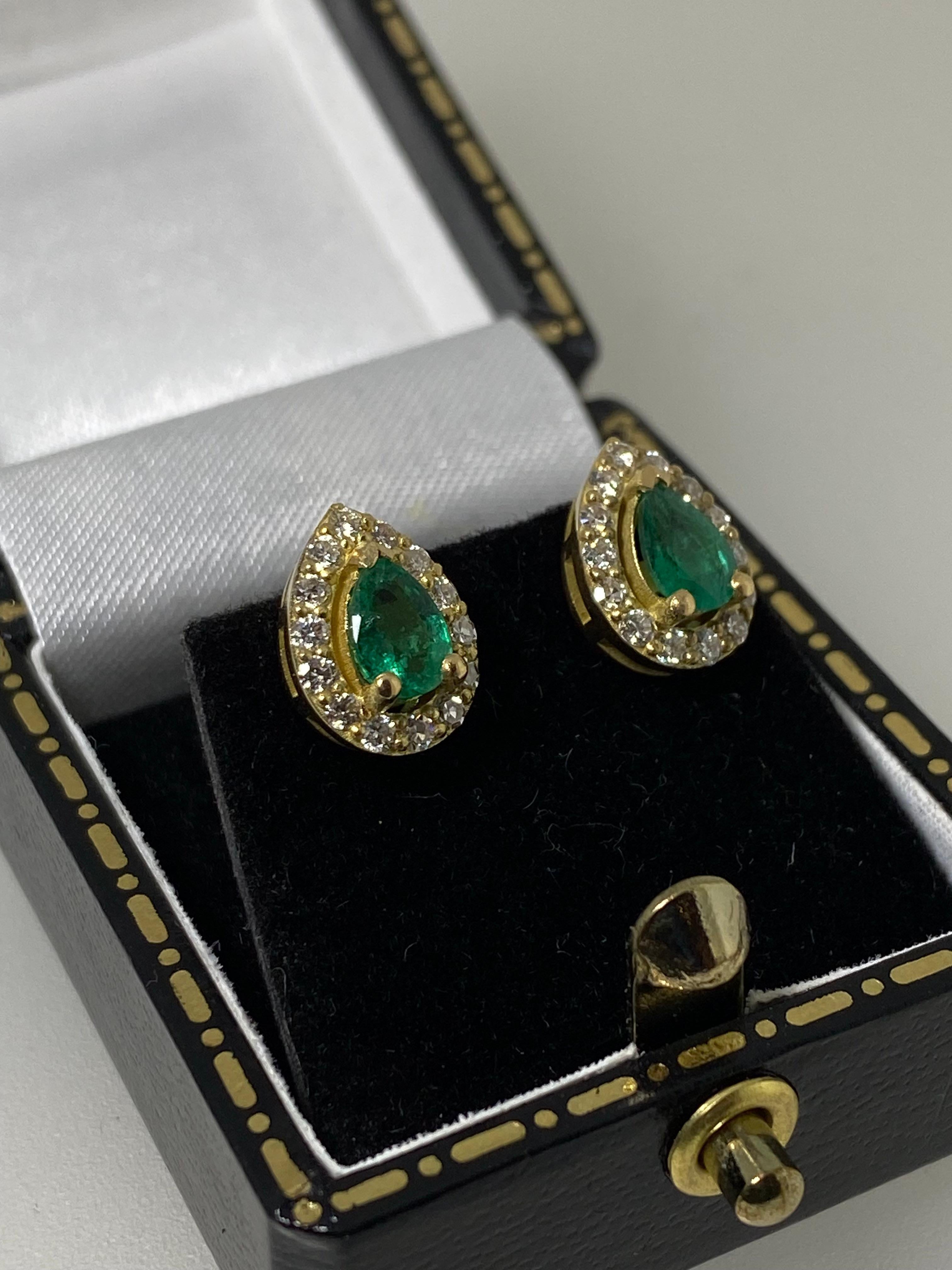 0.90ct Natural Pear Cut Emerald & Diamond Stud Earrings in 18K Yellow Gold In Excellent Condition For Sale In MELBOURNE, AU