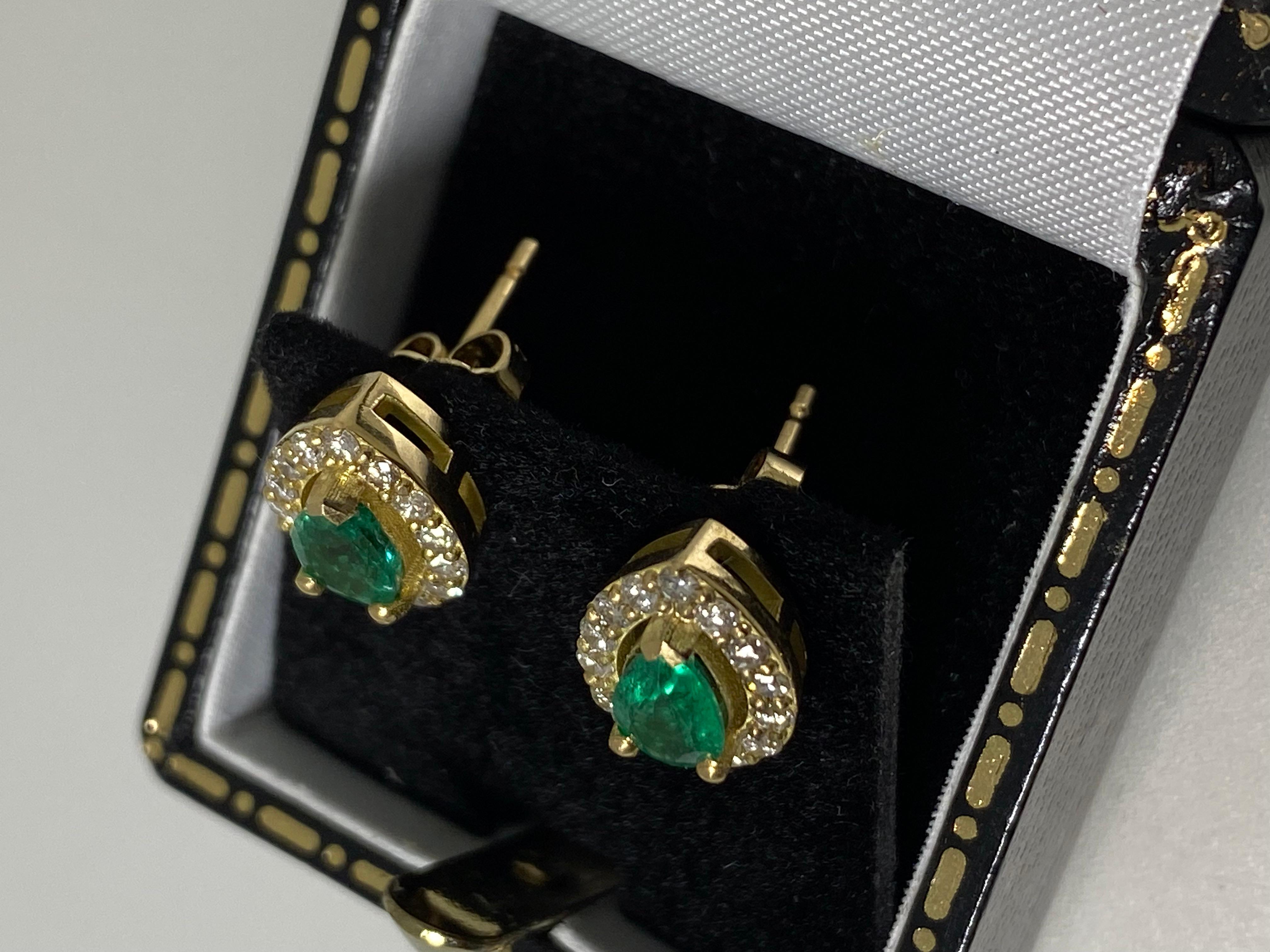 Women's 0.90ct Natural Pear Cut Emerald & Diamond Stud Earrings in 18K Yellow Gold For Sale