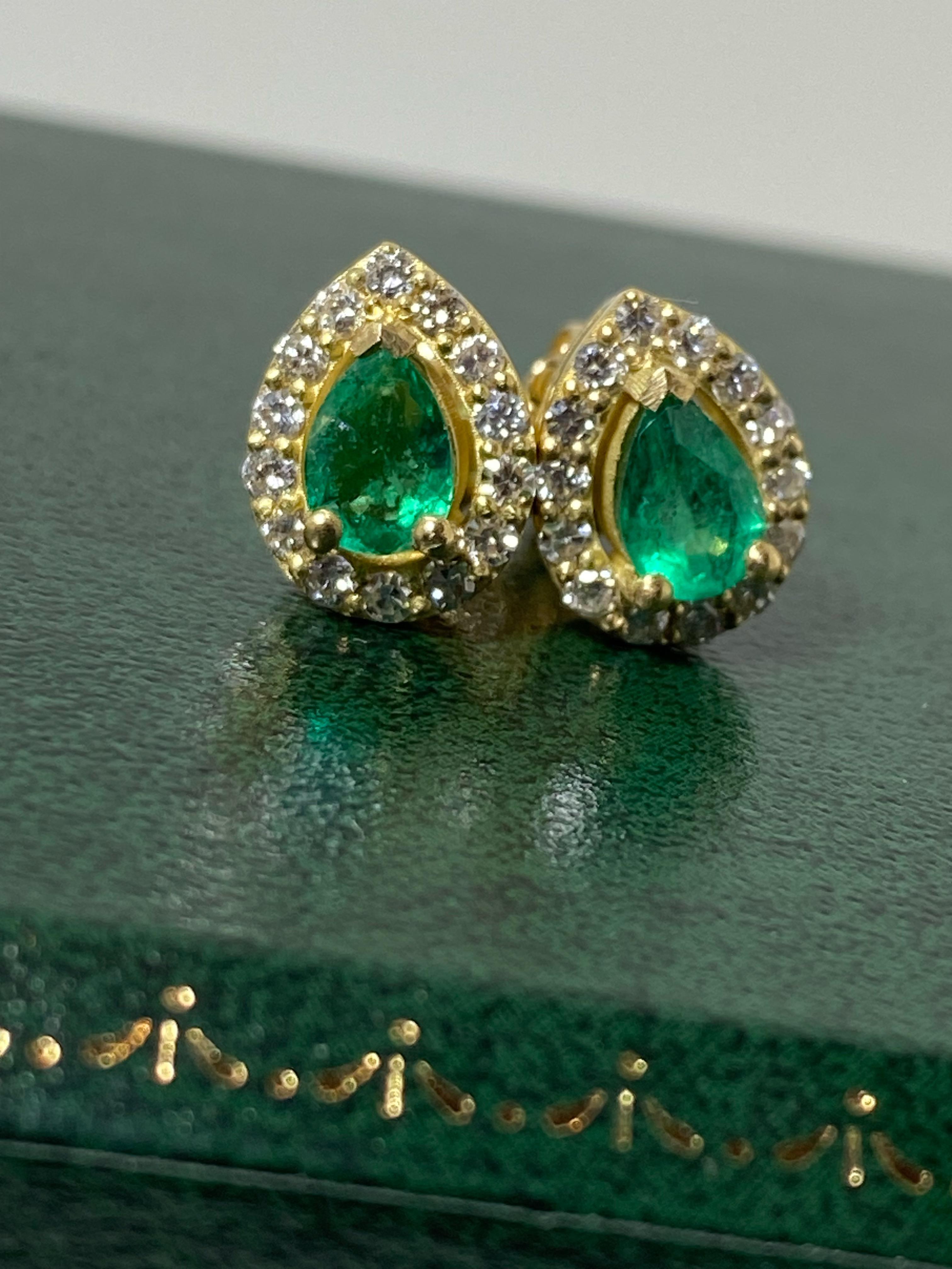 0.90ct Natural Pear Cut Emerald & Diamond Stud Earrings in 18K Yellow Gold For Sale 1