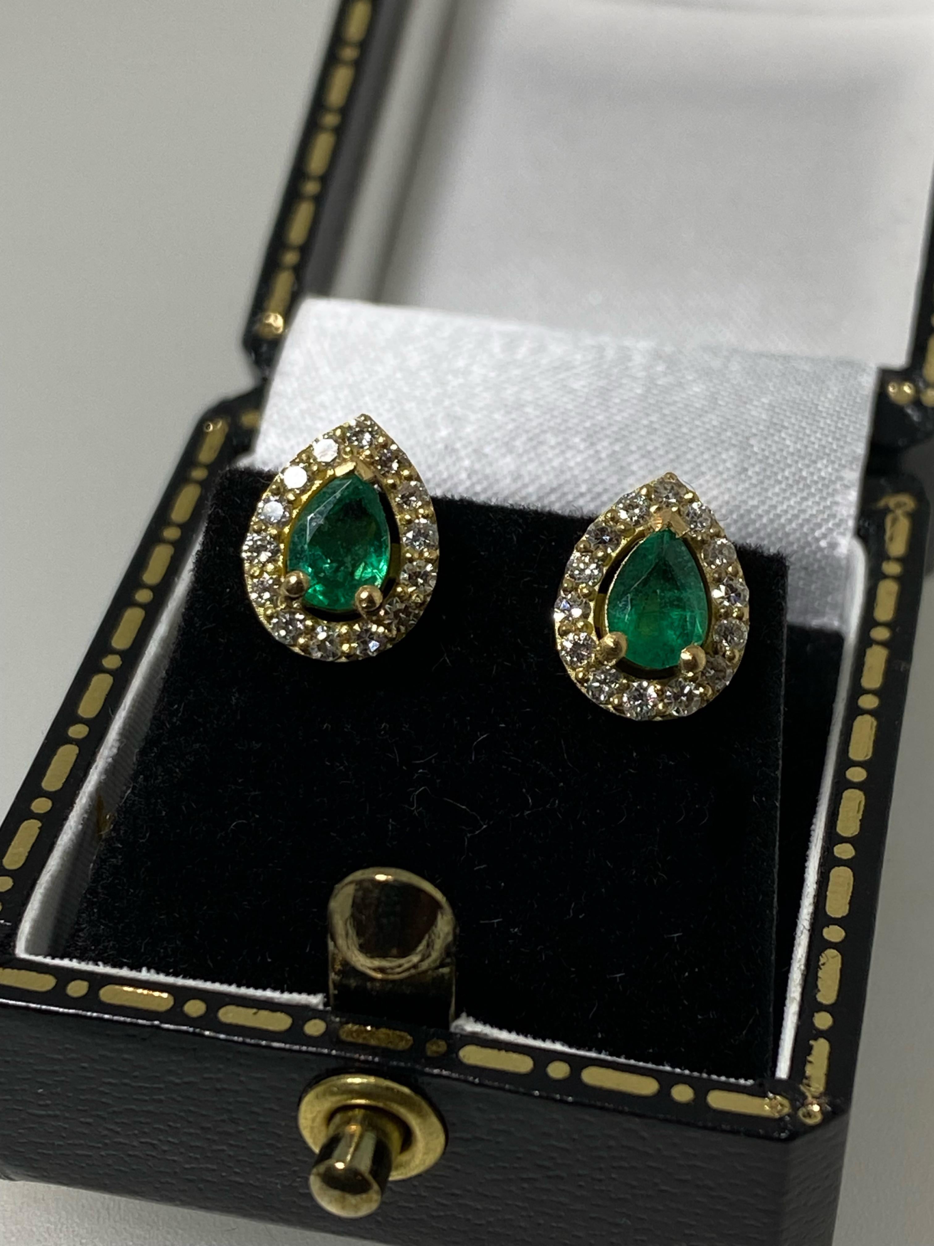 0.90ct Natural Pear Cut Emerald & Diamond Stud Earrings in 18K Yellow Gold For Sale 2