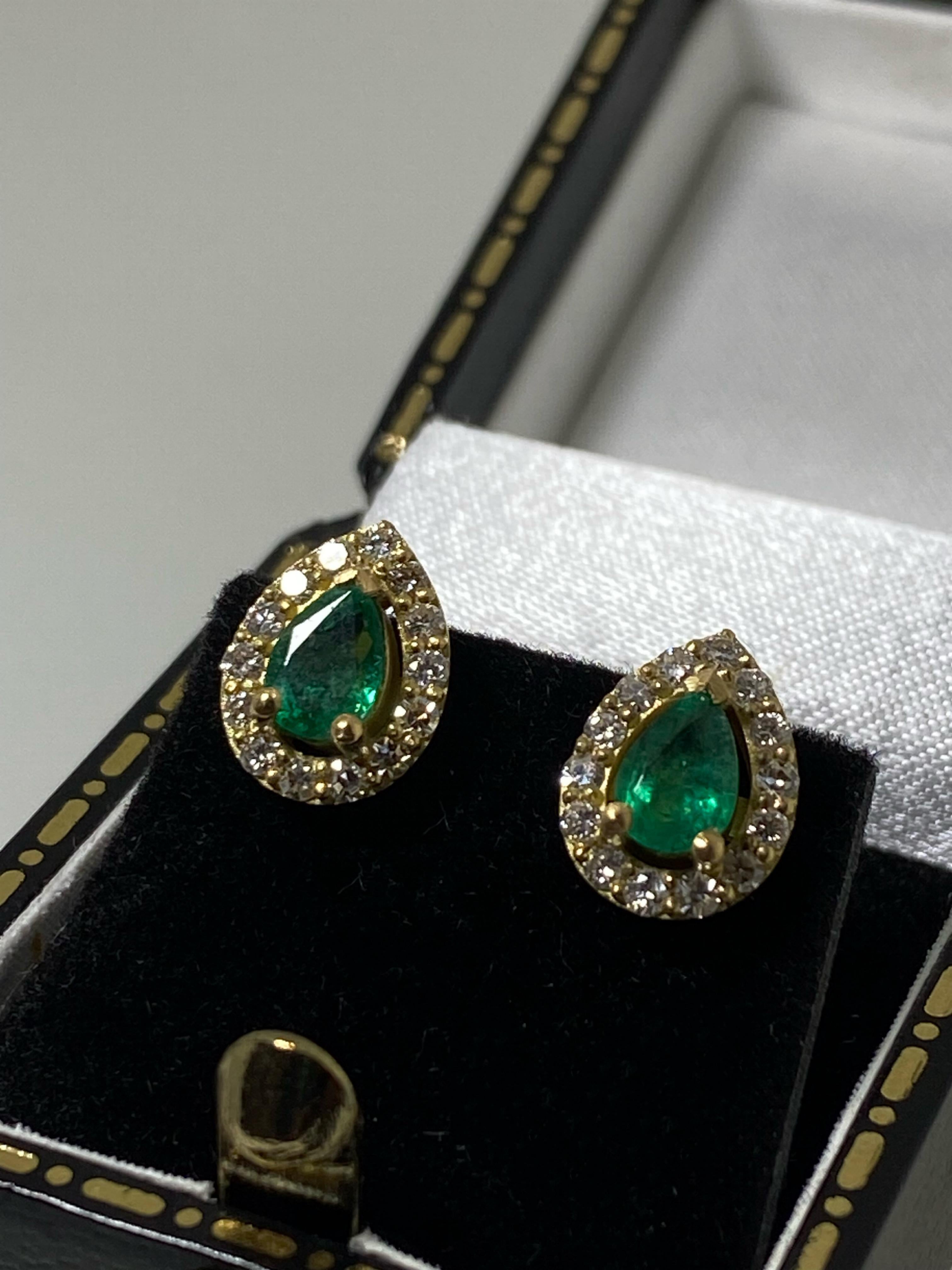 0.90ct Natural Pear Cut Emerald & Diamond Stud Earrings in 18K Yellow Gold For Sale 3