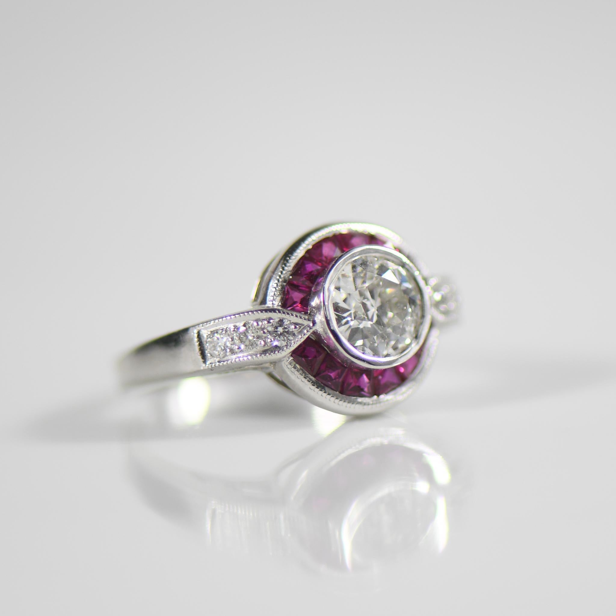 Lassen Sie sich mit diesem atemberaubenden Diamantring, der an die Opulenz und Raffinesse dieser Epoche erinnert, in die glamouröse Ära des Art déco entführen. Sein Herzstück ist ein schillernder, zertifizierter alteuropäischer Diamant von 0,90