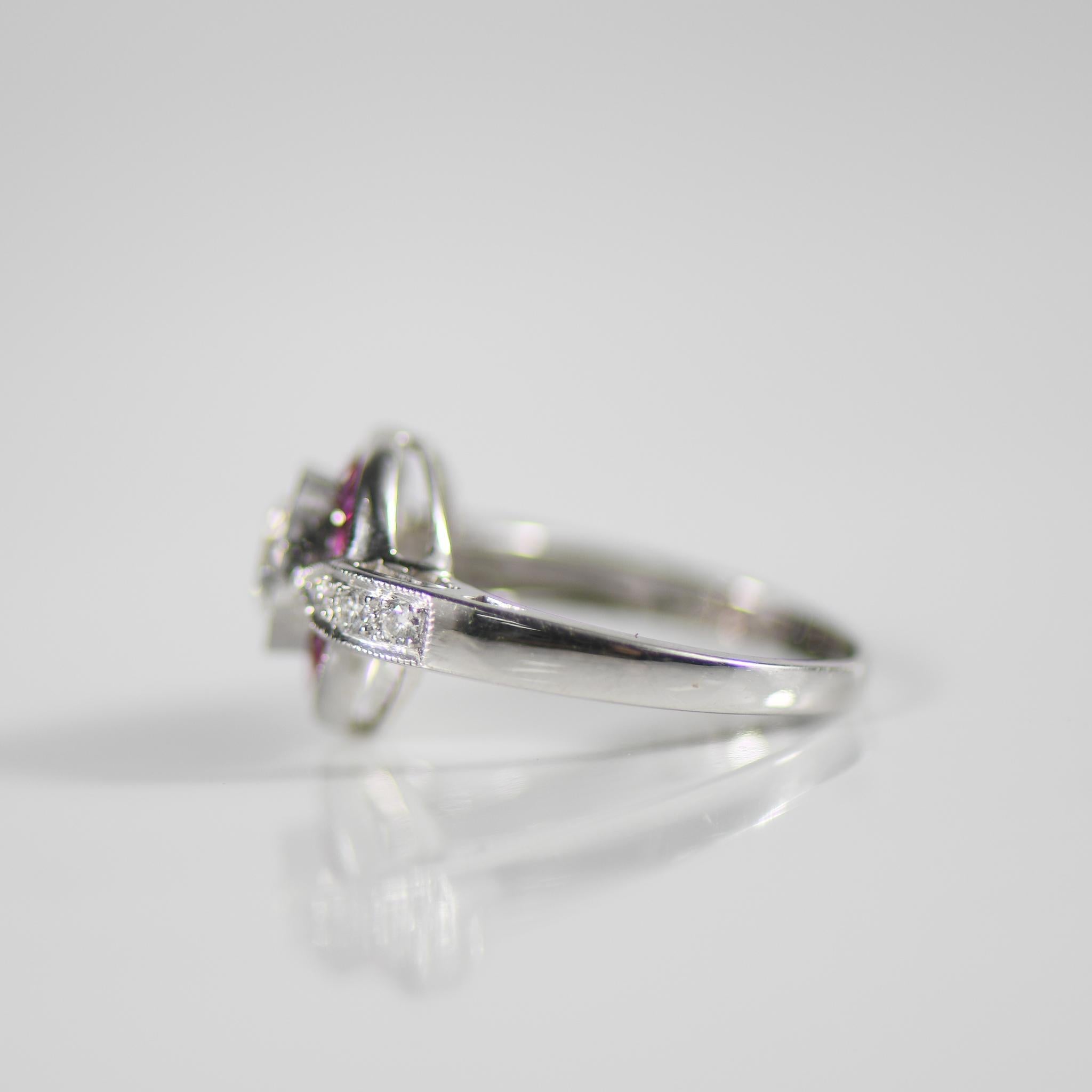 0,90ct Old European Cut Diamant & Französisch Cut Rubin Art Deco inspiriert 18K Ring im Zustand „Gut“ im Angebot in Addison, TX