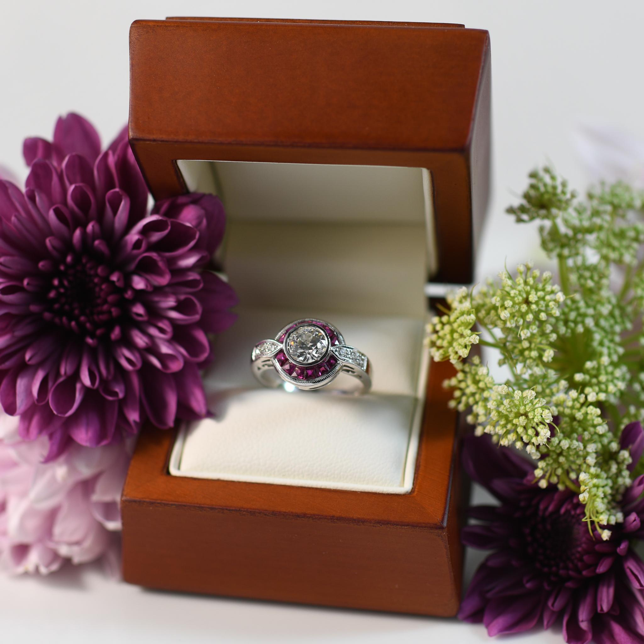 0,90ct Old European Cut Diamant & Französisch Cut Rubin Art Deco inspiriert 18K Ring im Angebot 2