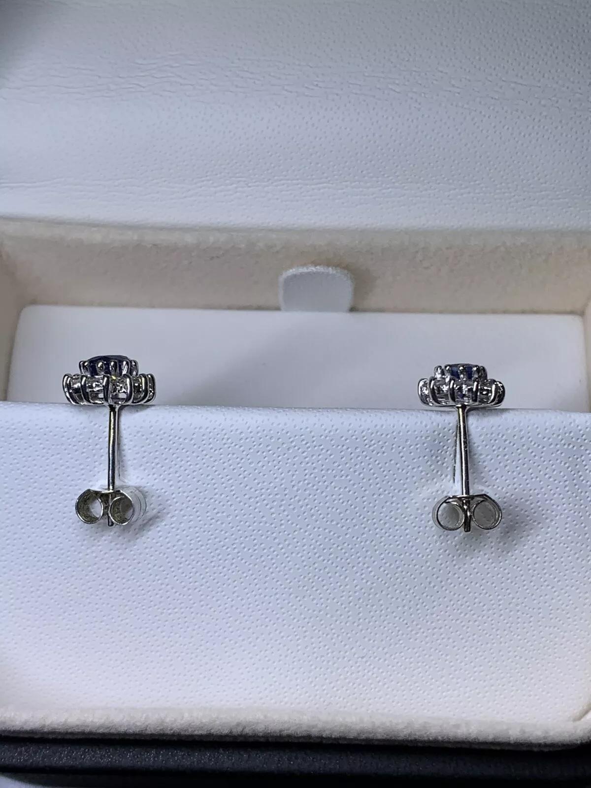 Orecchini a perno con zaffiro ovale e diamante da 0,90 carati in oro bianco 18 carati.

Orecchini con zaffiro naturale ovale da 0,90ct e diamanti in oro bianco 18k.

Orecchini a perno con zaffiro naturale di forma ovale e diamante.

Peso totale