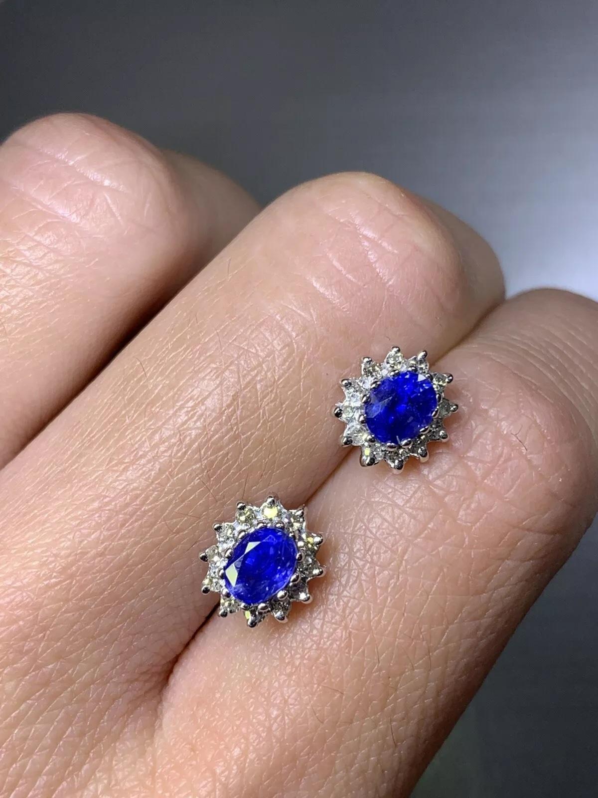 Taglio ovale Orecchini a perno con zaffiro ovale e diamante da 0,90 carati in oro bianco 18 carati. in vendita