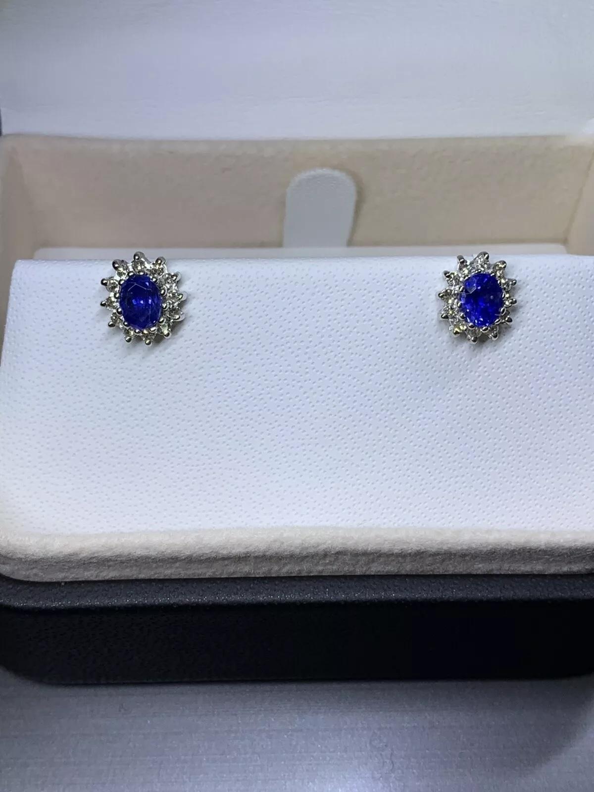 Orecchini a perno con zaffiro ovale e diamante da 0,90 carati in oro bianco 18 carati. In condizioni Nuovo in vendita a London, GB