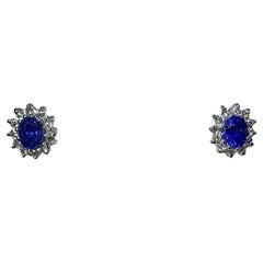 0,90ct Oval Saphir und Diamant Halo-Ohrstecker in 18k Weißgold passend.