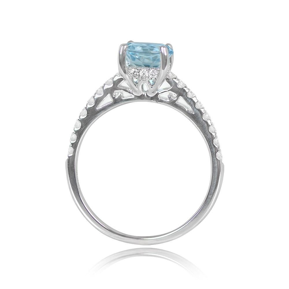 0.90ct Round Cut Aquamarine Engagement Ring, 18k White Gold  In Excellent Condition For Sale In New York, NY