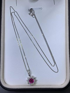 0,90 ct Rubí y diamantes en racimo halo Colgante Collar Cadena en oro blanco de 18 quilates.