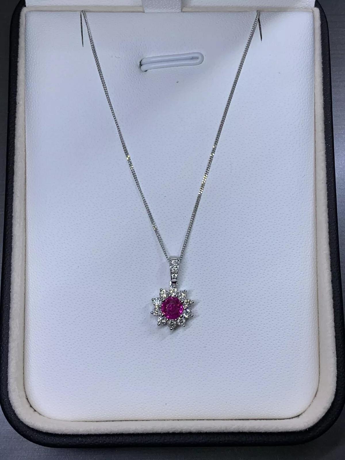 Taille ronde 0,90ct Rubis et diamants halo cluster pendentif Chaîne en or blanc 18k. en vente