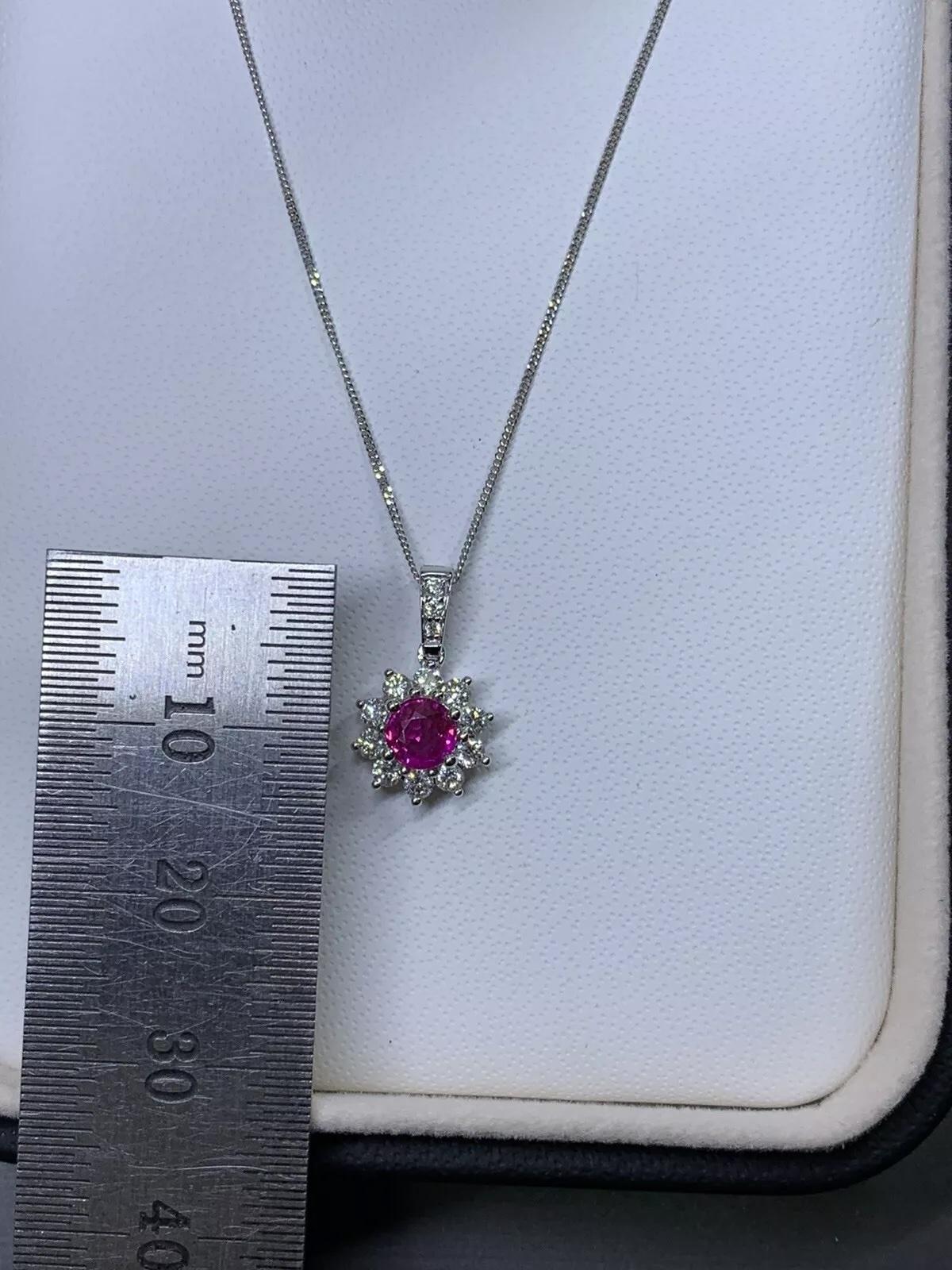 0,90ct Rubis et diamants halo cluster pendentif Chaîne en or blanc 18k. Neuf - En vente à London, GB