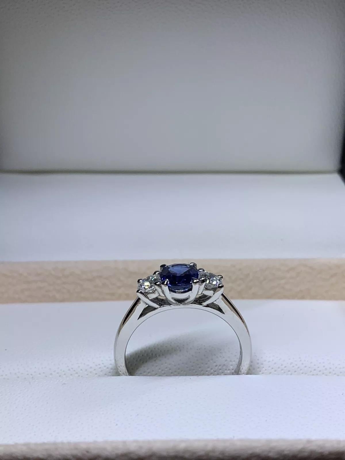 0,90 Karat Saphir und Diamanten Trilogy Chunky Verlobungsring aus 18 Karat Weißgold (Ovalschliff) im Angebot