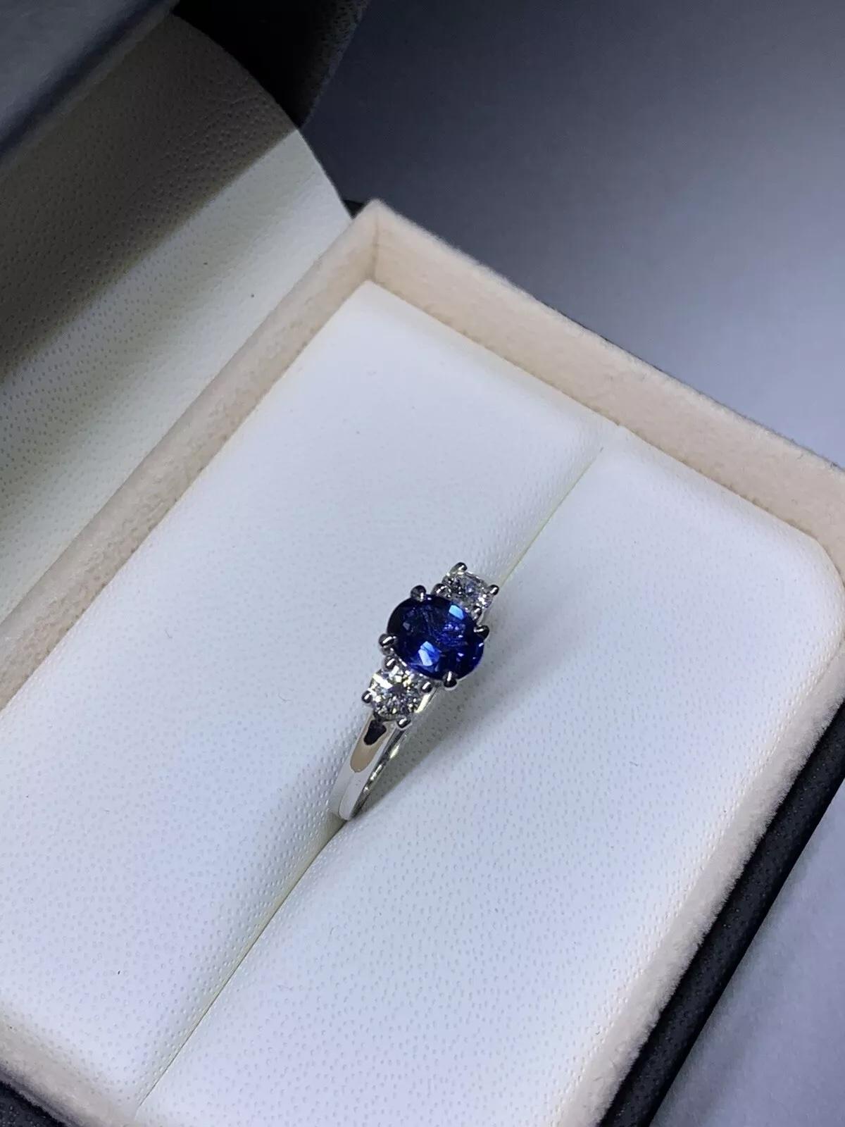 0,90 Karat Saphir und Diamanten Trilogy Chunky Verlobungsring aus 18 Karat Weißgold im Zustand „Neu“ im Angebot in London, GB