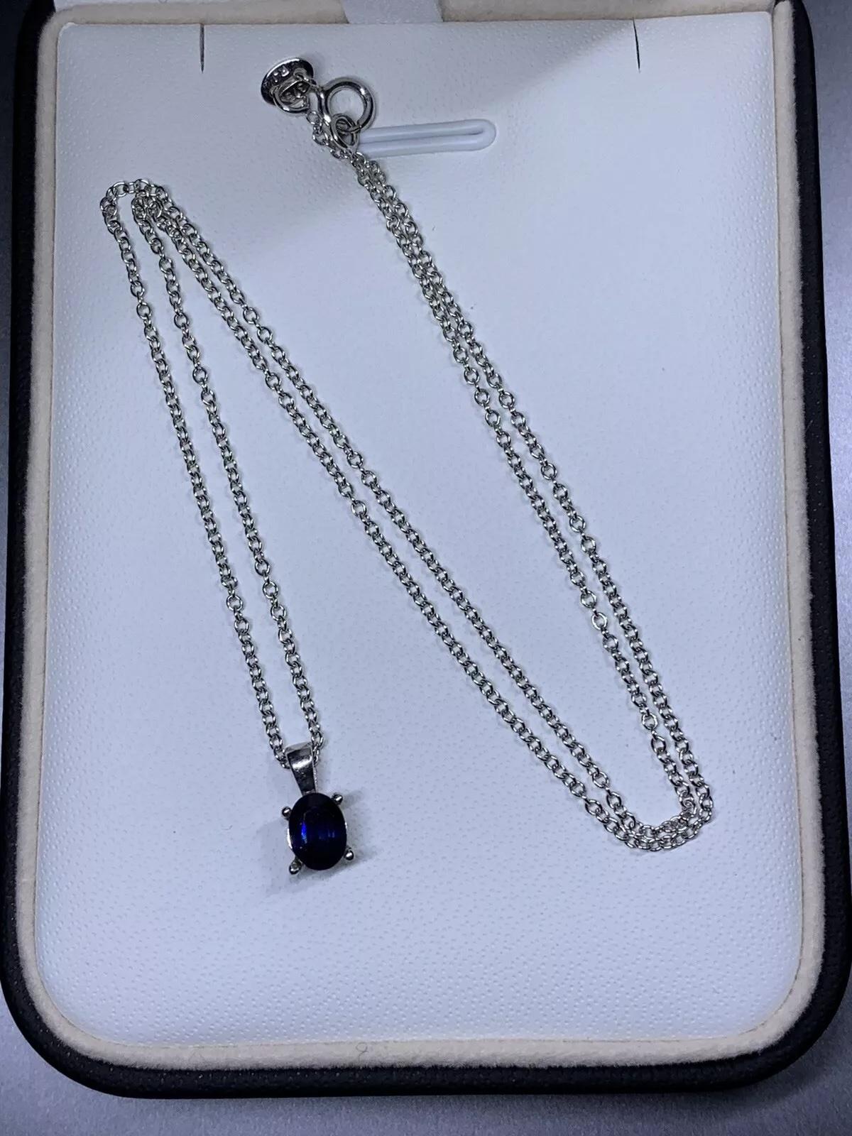 Oval Cut 0.90ct Sapphire blue Ceylon pendant in 18k white gold. For Sale