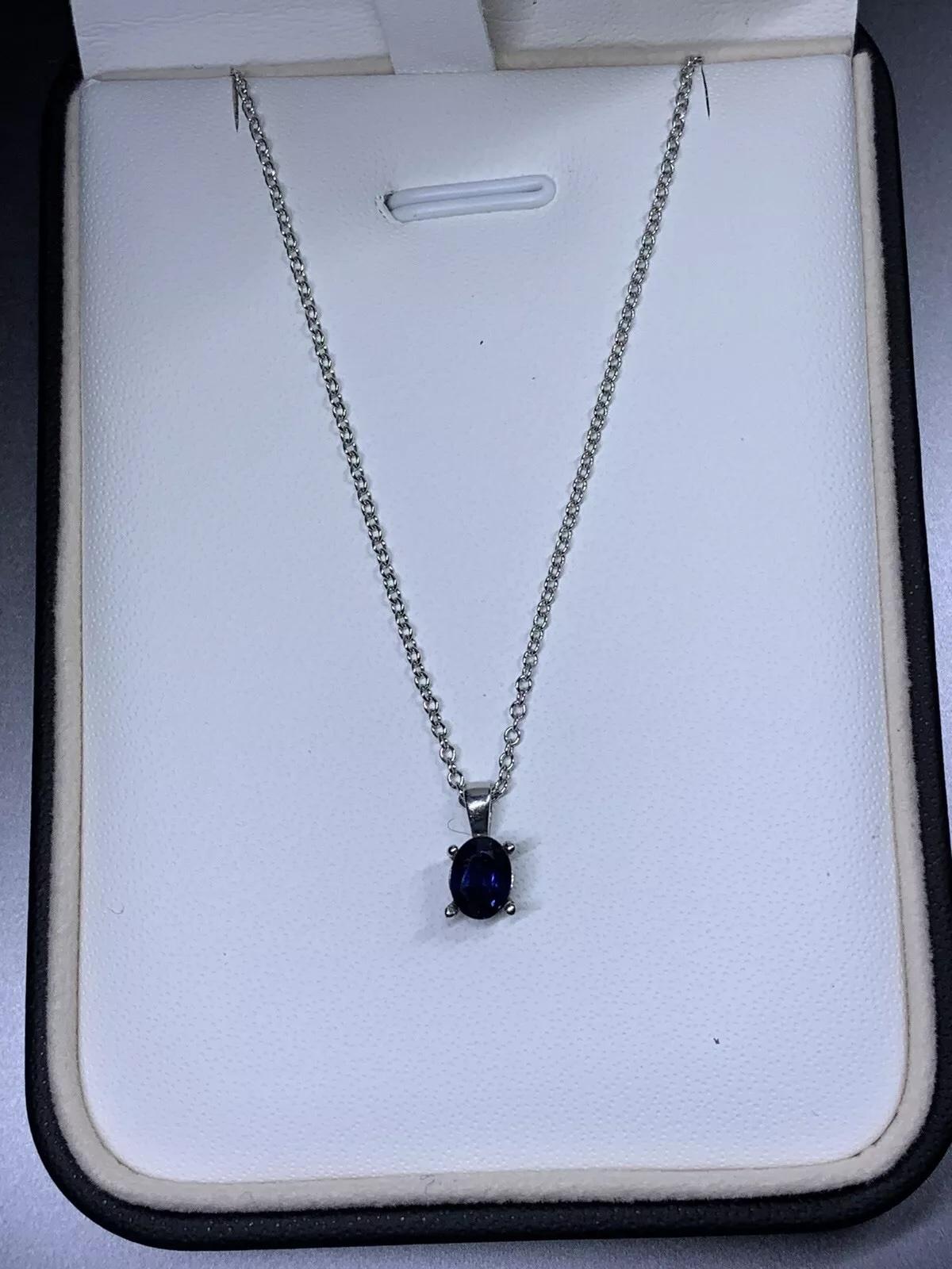 0.90ct Sapphire blue Ceylon pendant in 18k white gold. In New Condition For Sale In London, GB