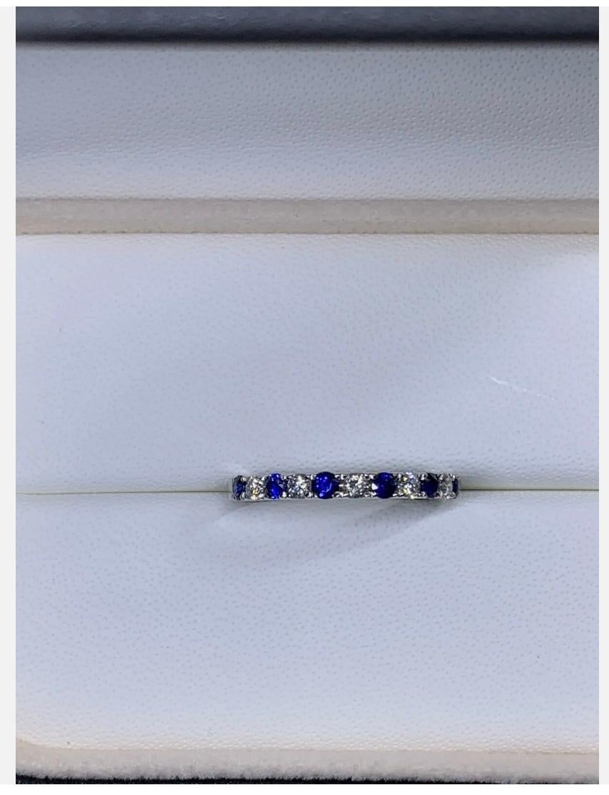 0.90ct Saphir Diamond Eternity Solitaire Engagement Ring In Platinum
Cette magnifique bague d'éternité est ornée d'un saphir de forme ronde de 0,90 ct dans une monture en platine. Le diamant présente une intensité de couleur fancy light et un degré