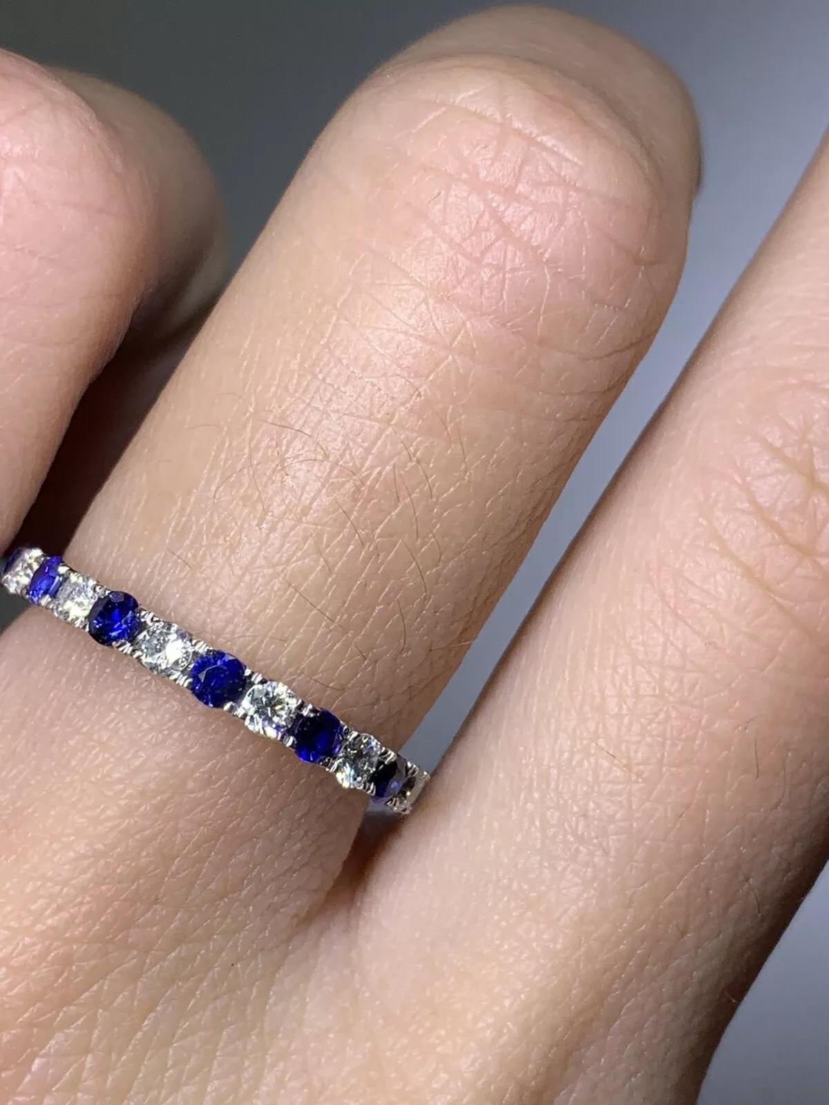 Cette magnifique bague d'éternité est ornée d'un saphir de forme ronde de 0,90 ct dans une monture en platine. Le diamant présente une intensité de couleur fancy light et un degré de pureté F. Il comprend également 0,90 pierre précieuse d'une