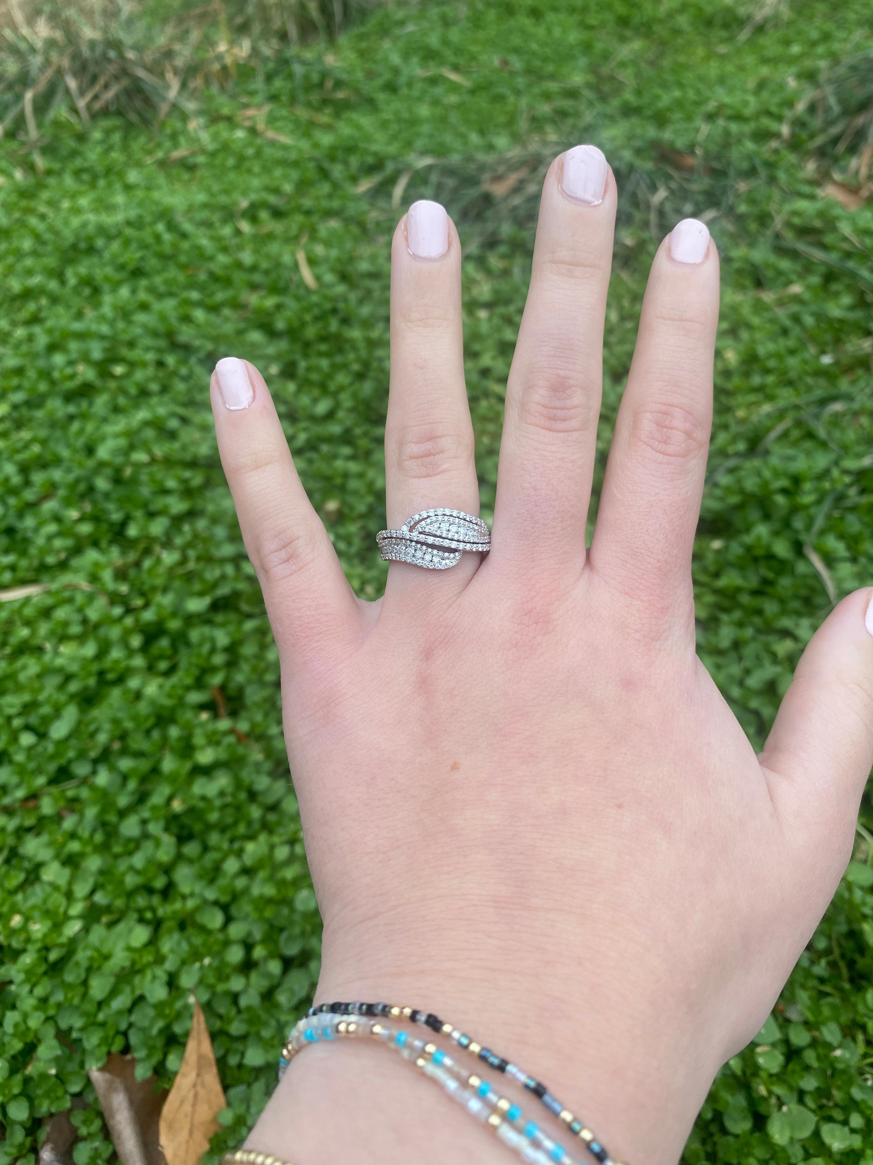 0.90ctw Diamond and 14k White Gold Twisted Band Ring, Ring Size 7, Statement For Sale 1