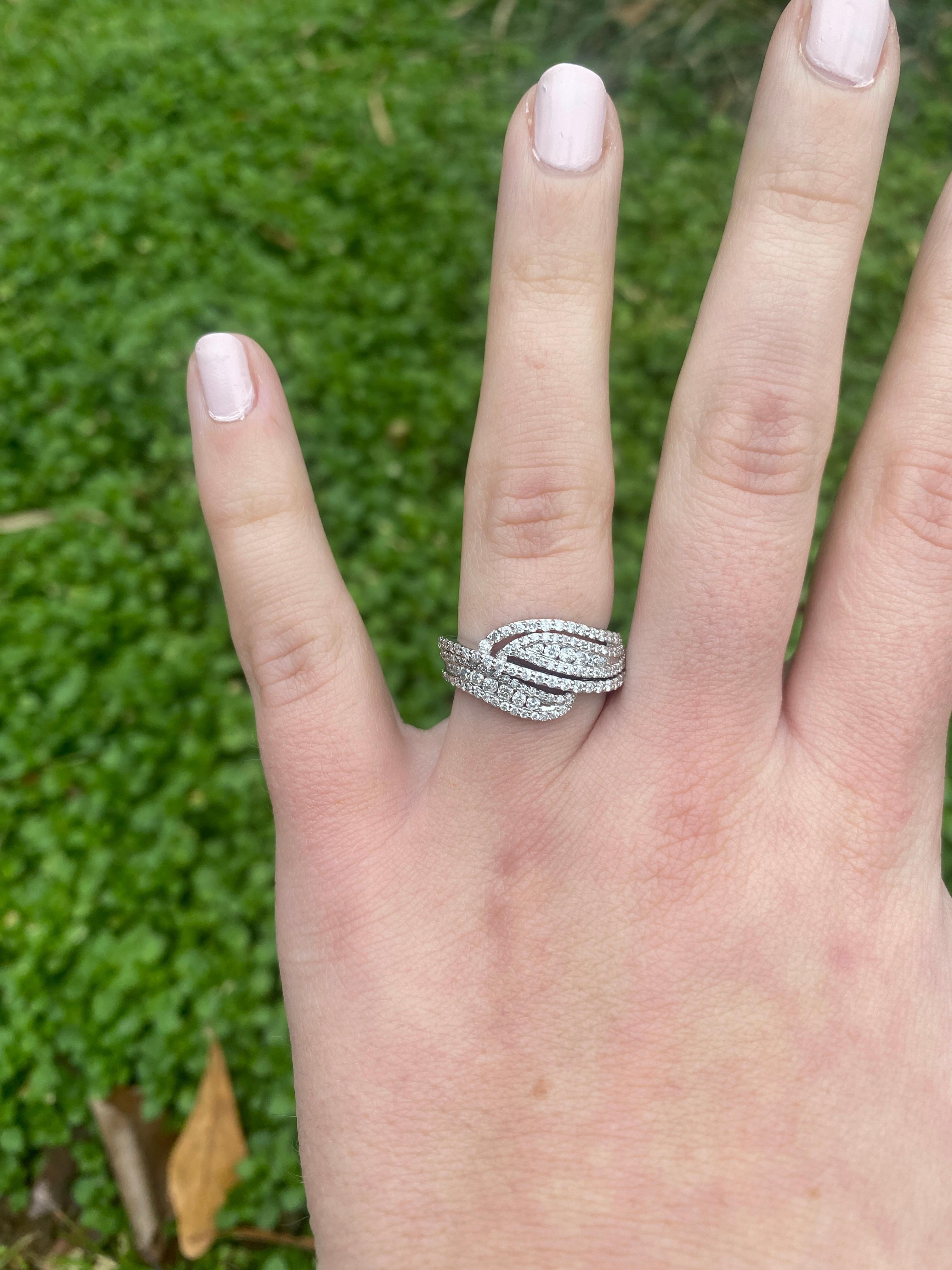 0.90ctw Diamond and 14k White Gold Twisted Band Ring, Ring Size 7, Statement For Sale 2