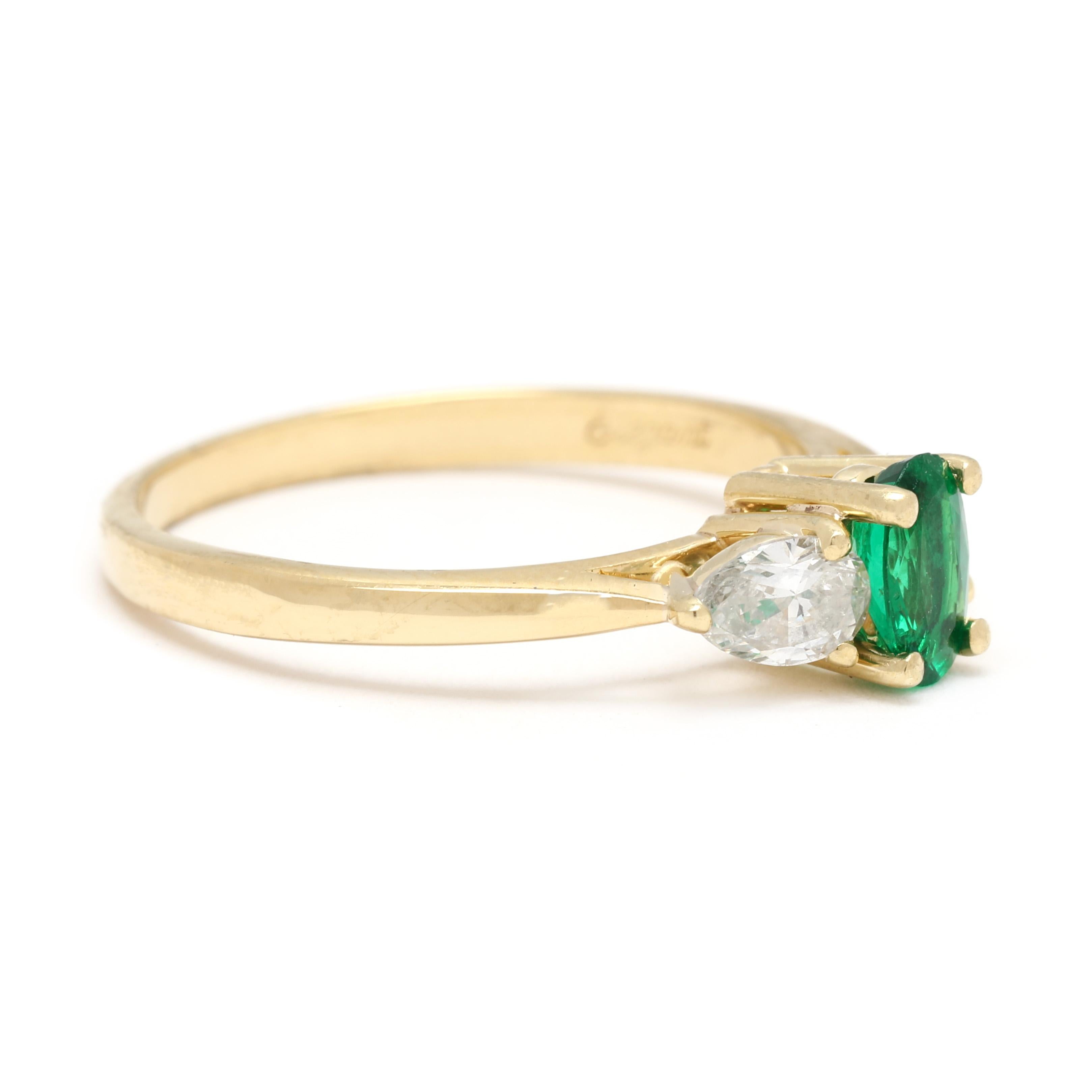 Faites une déclaration audacieuse avec cette exquise bague à trois pierres en diamant et émeraude, réalisée en luxueux or jaune 18 carats. D'un poids total de 0,90ctw, cette pièce étonnante présente une pierre centrale en émeraude vibrante flanquée