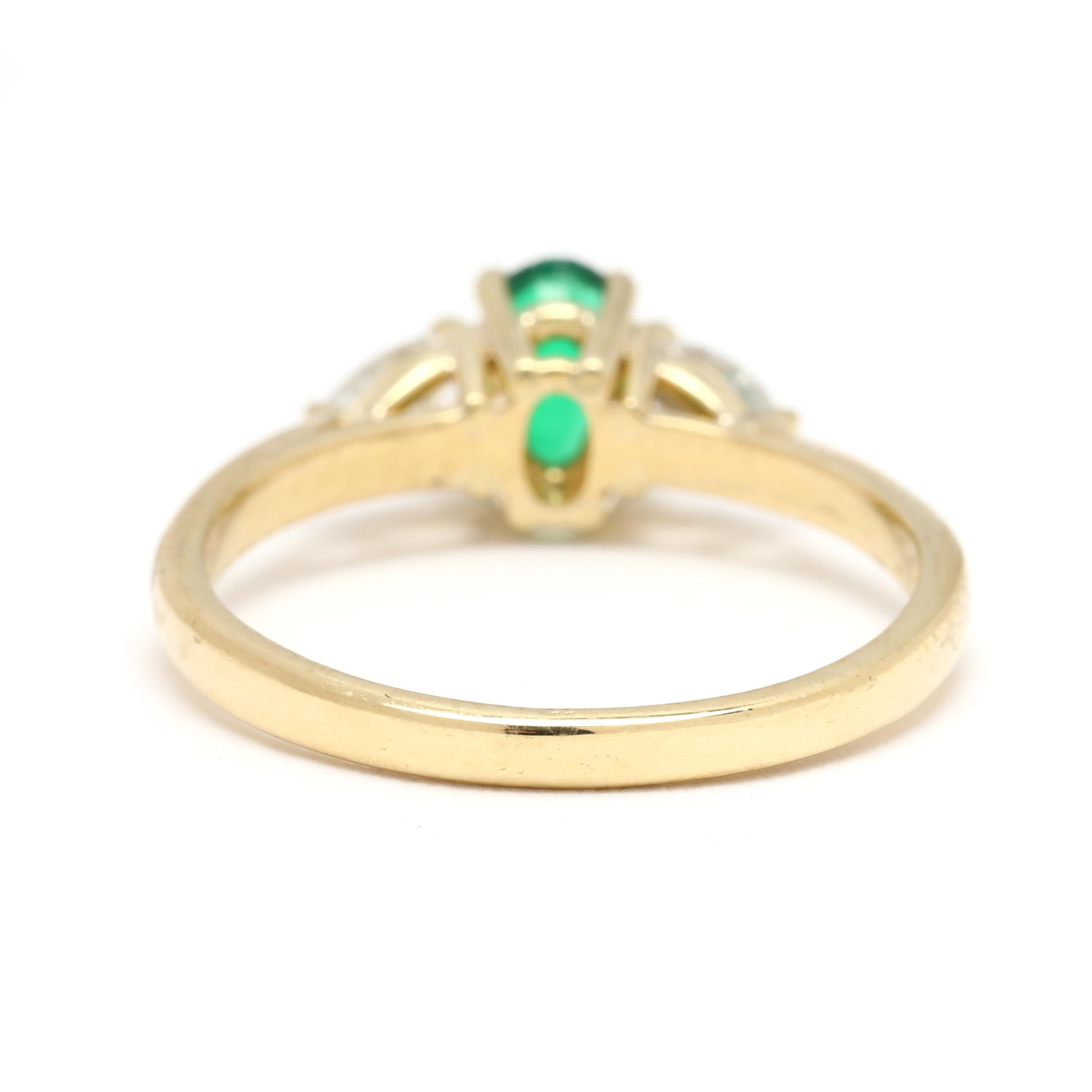 Taille ovale 0.90ctw Diamond and Emerald Three Stone Ring, 18k Yellow Gold, Ring Size 6.75