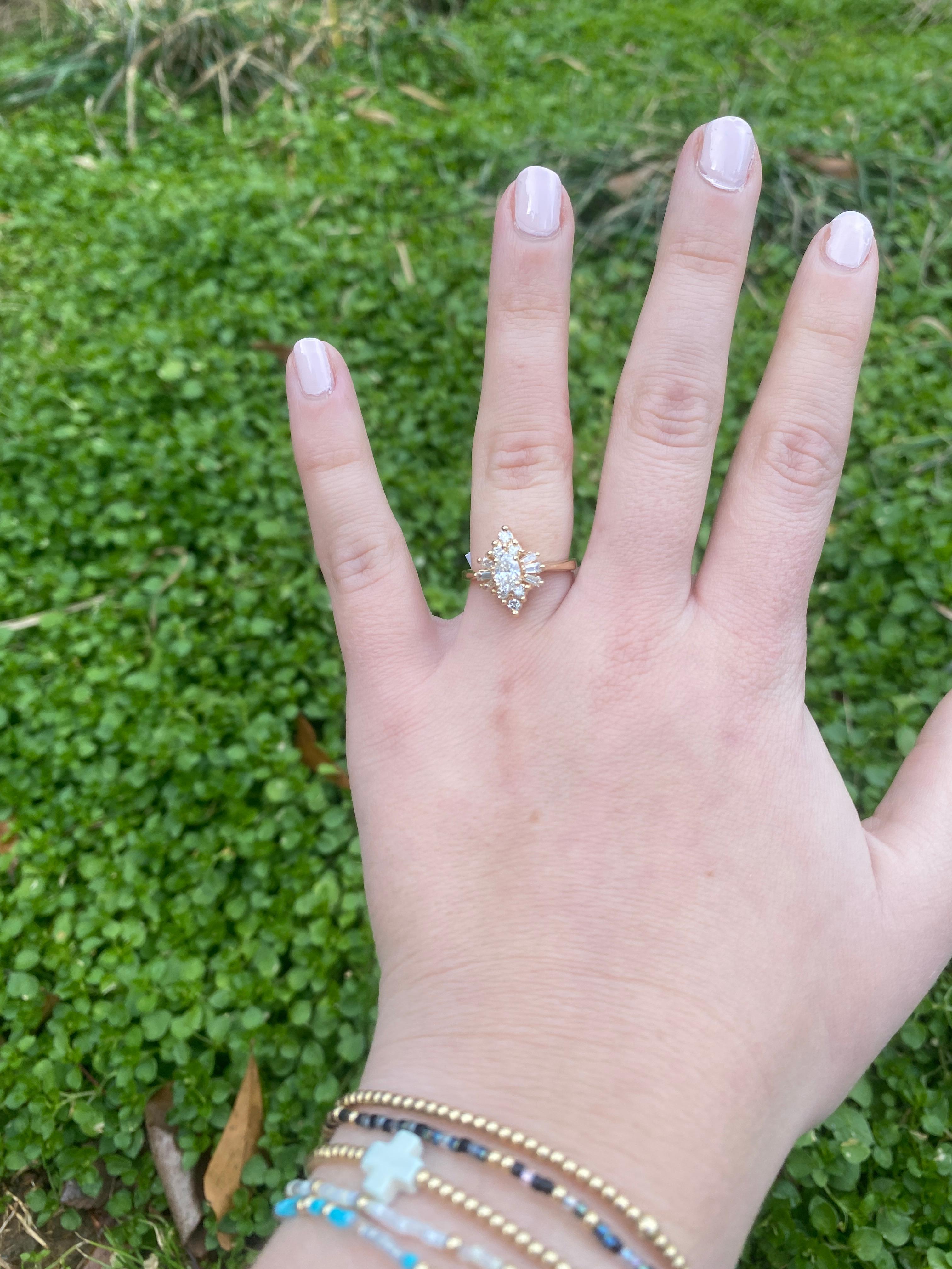 Bague navette en or jaune 14 carats avec diamants de 0,90 carat, taille de bague 6,75, grappe de diamants en vente 3