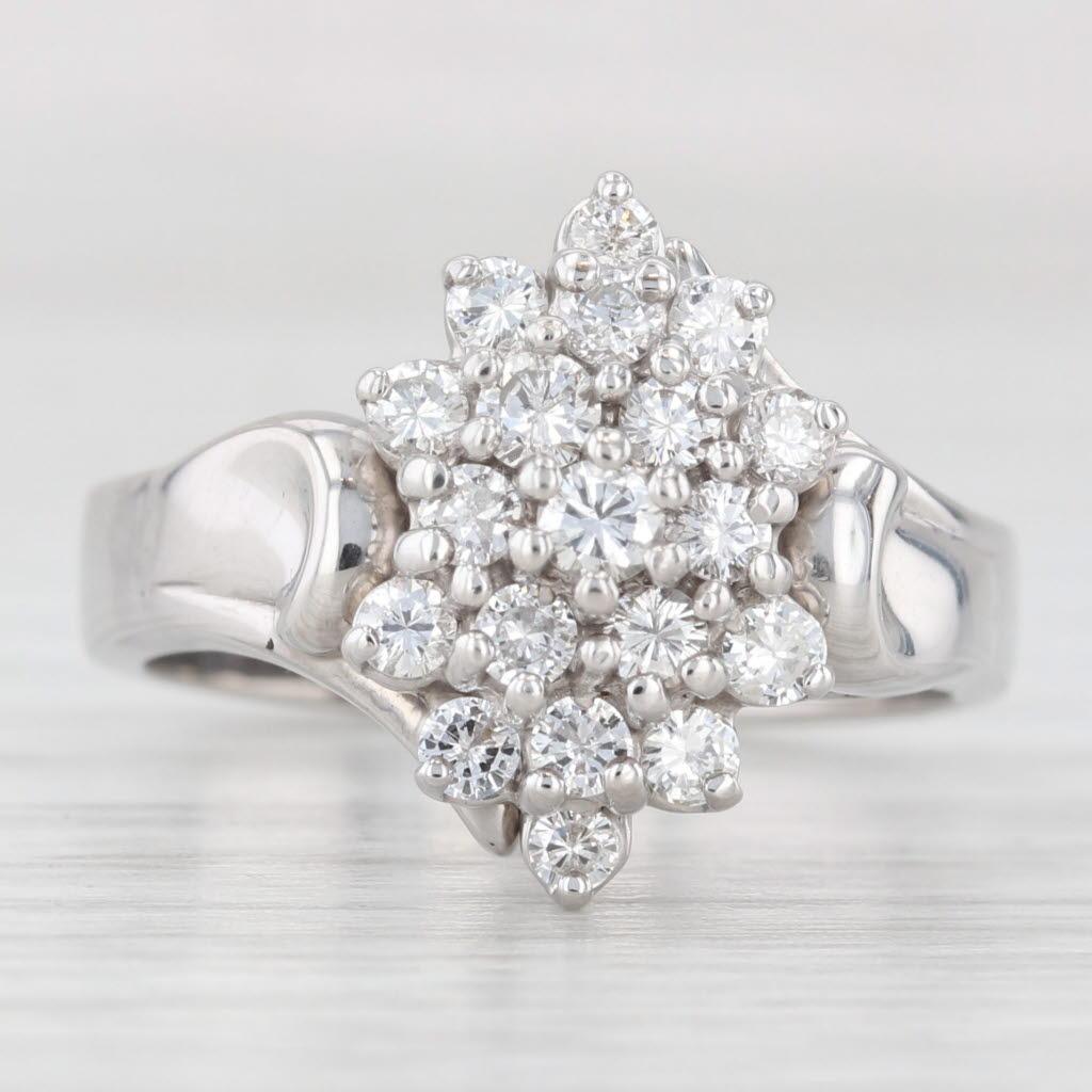 Anello a grappolo con diamanti da 0,90 carati in oro bianco 18 carati Misura 8,25 Cocktail In condizioni buone in vendita a McLeansville, NC