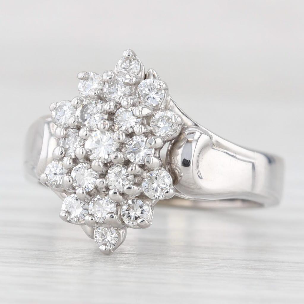 Anello a grappolo con diamanti da 0,90 carati in oro bianco 18 carati Misura 8,25 Cocktail in vendita 1