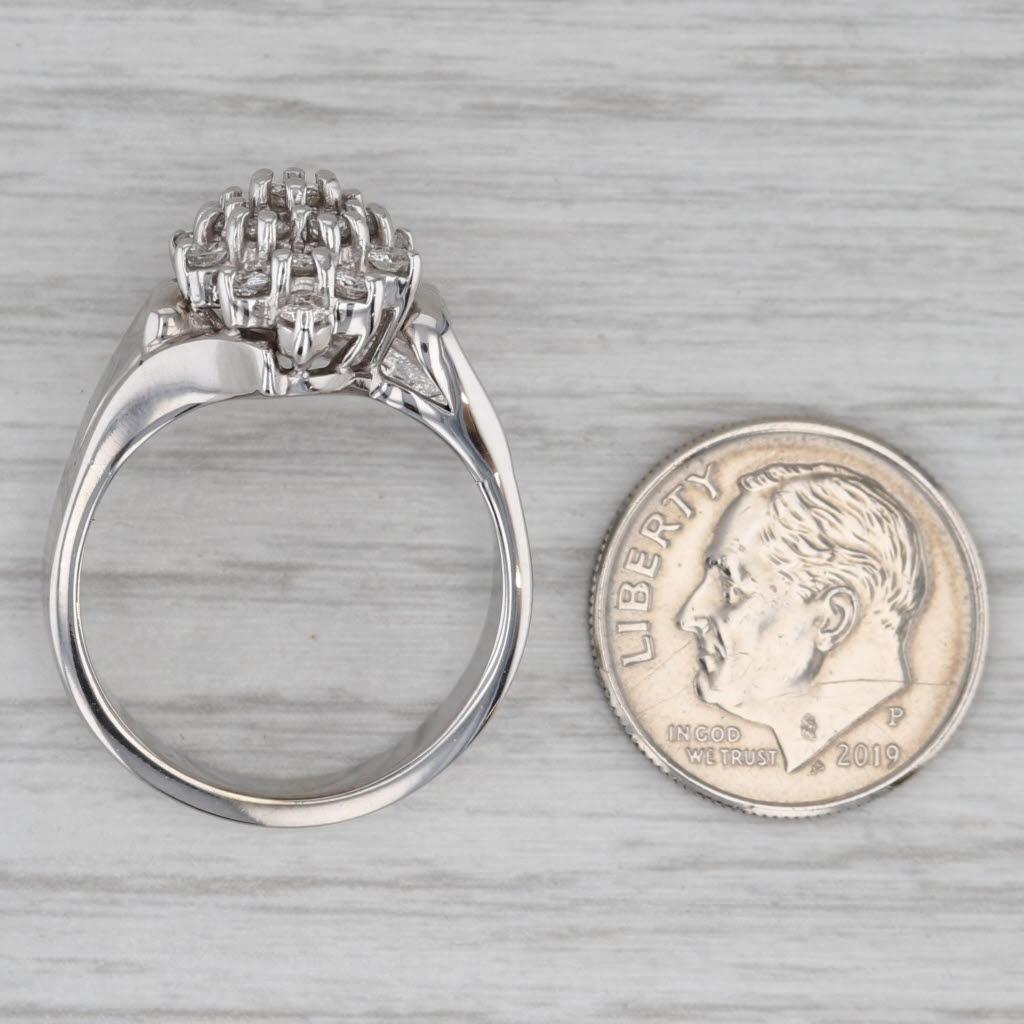 Anello a grappolo con diamanti da 0,90 carati in oro bianco 18 carati Misura 8,25 Cocktail in vendita 2