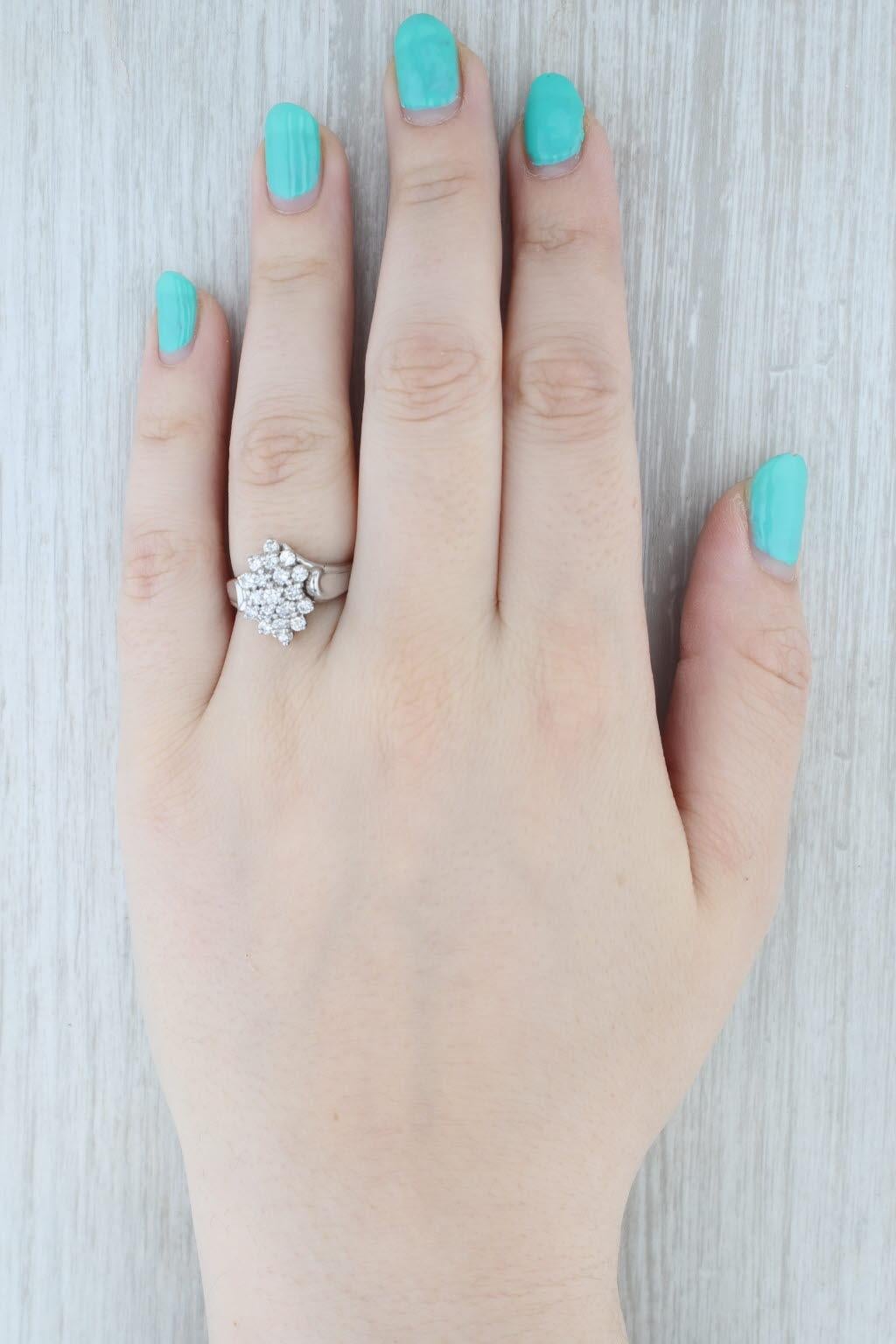 Anello a grappolo con diamanti da 0,90 carati in oro bianco 18 carati Misura 8,25 Cocktail in vendita 4