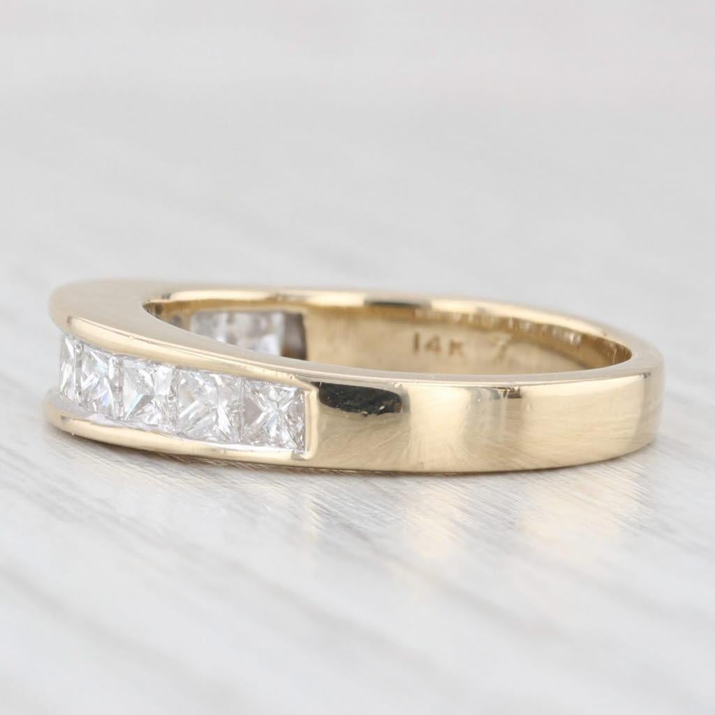 Informazioni sulla gemma:
- Diamanti naturali -
Carati totali - 0,90ctw
Taglio - Principessa
Colore - G - H.
Chiarezza - SI2 - I1

Metallo: oro giallo 14k
Peso: 4,6 grammi 
Timbri: 14k
Altezza della faccia: 4.6 mm 
Altezza sopra il dito: 3.4