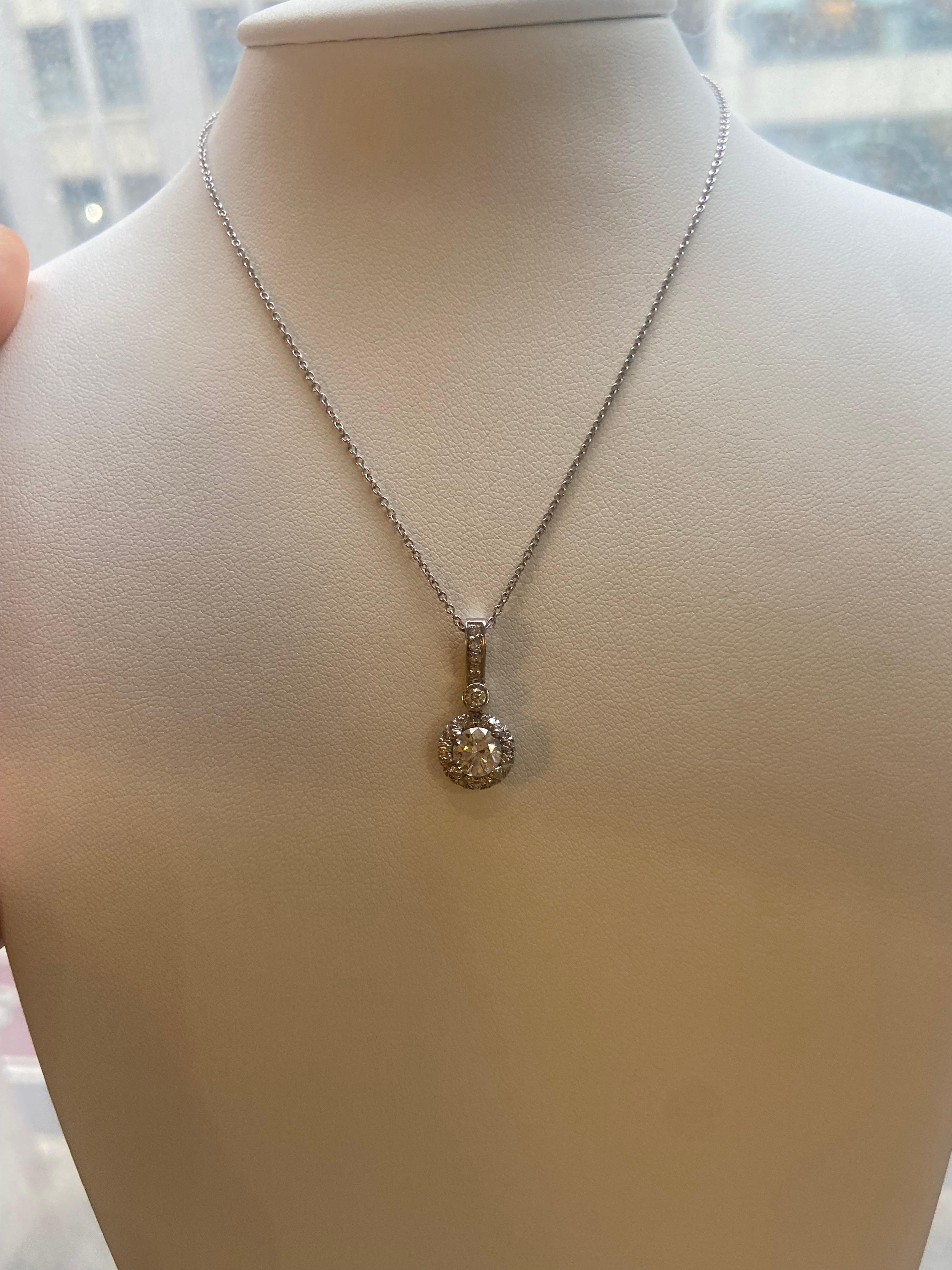 Taglio rotondo Ciondolo con diamante rotondo da 0,90 carati con castone e pavé di diamanti in oro bianco 18 carati in vendita